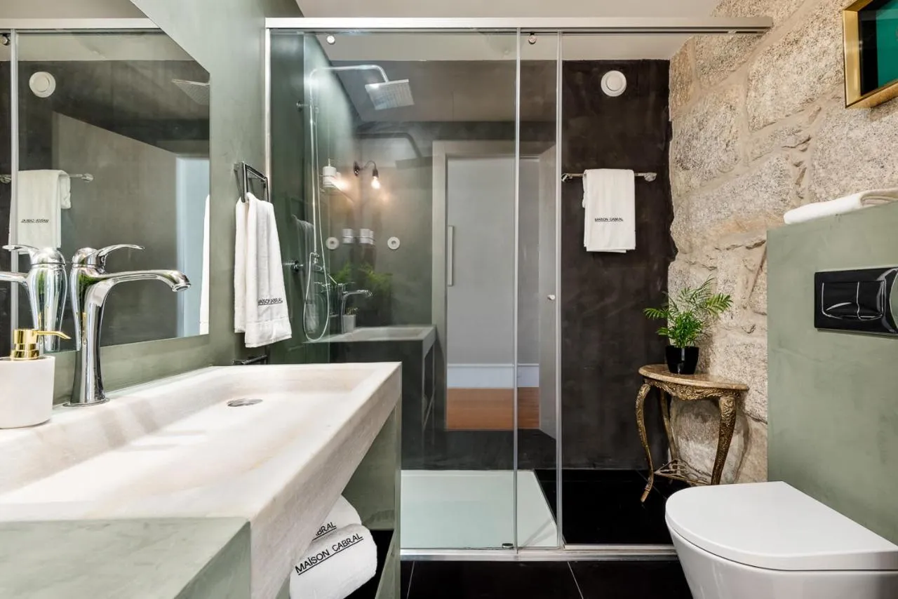 Shower in Maison Cabral