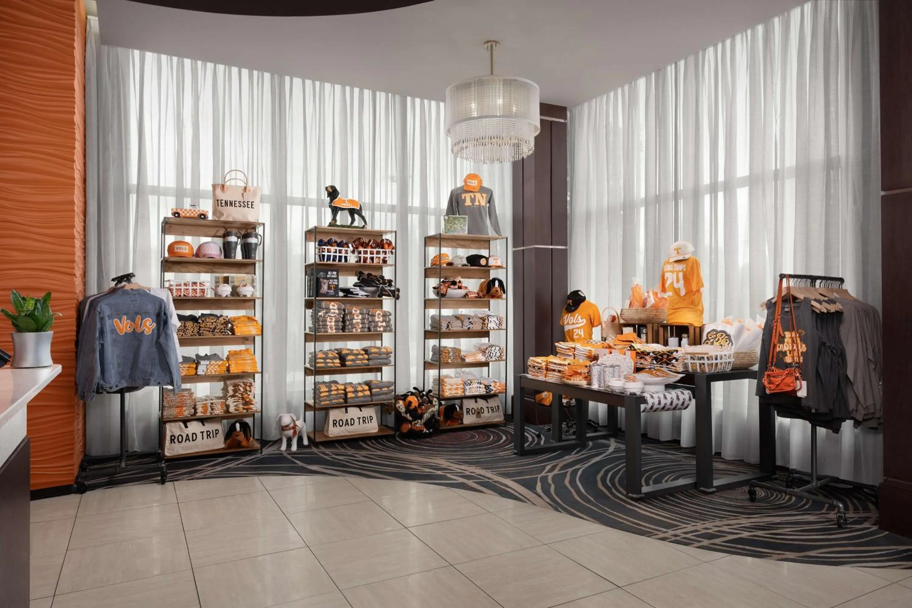 On-site shops in Embassy Suites by Hilton Knoxville West