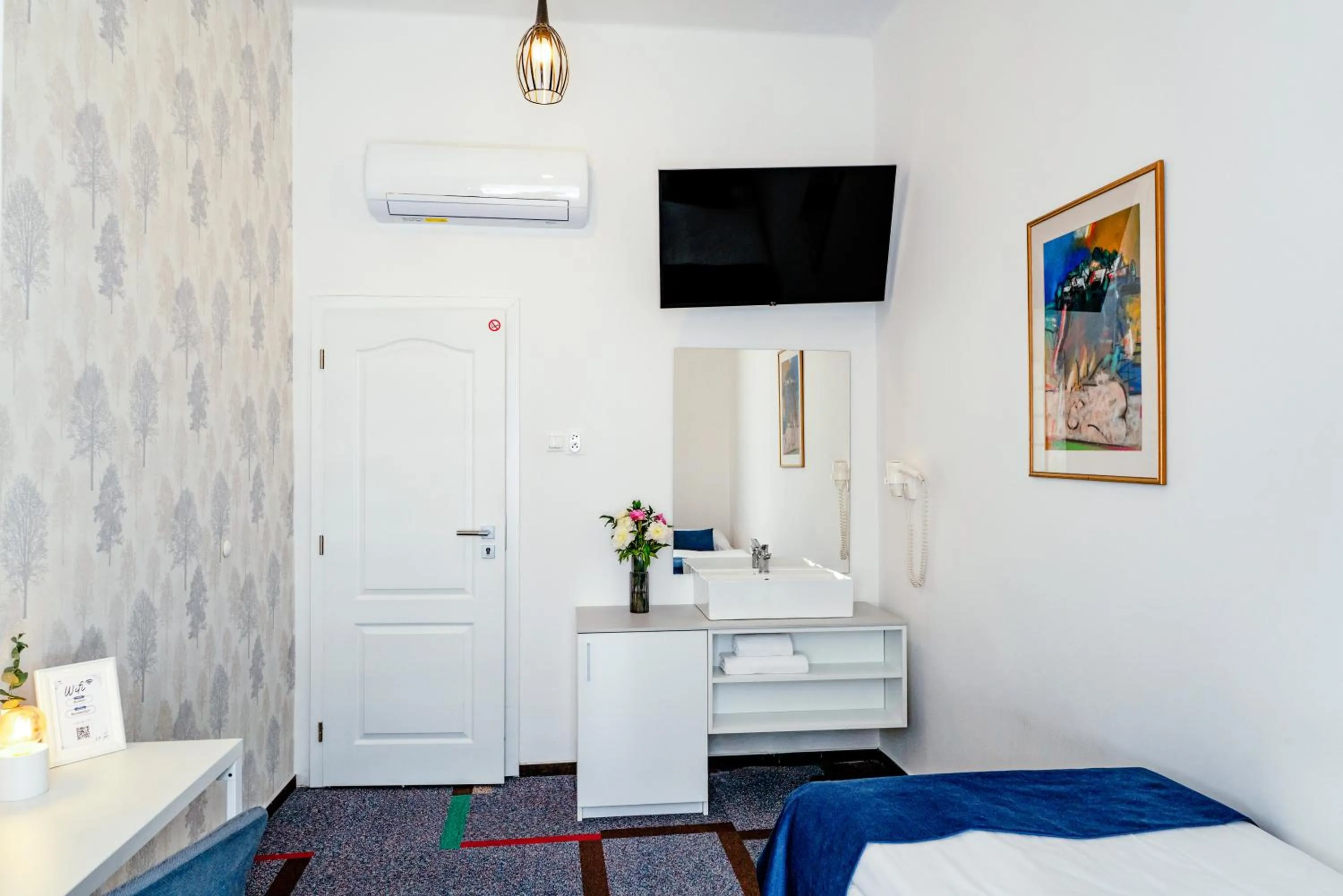 Photo of the whole room, Bed in BlueBell Hotel