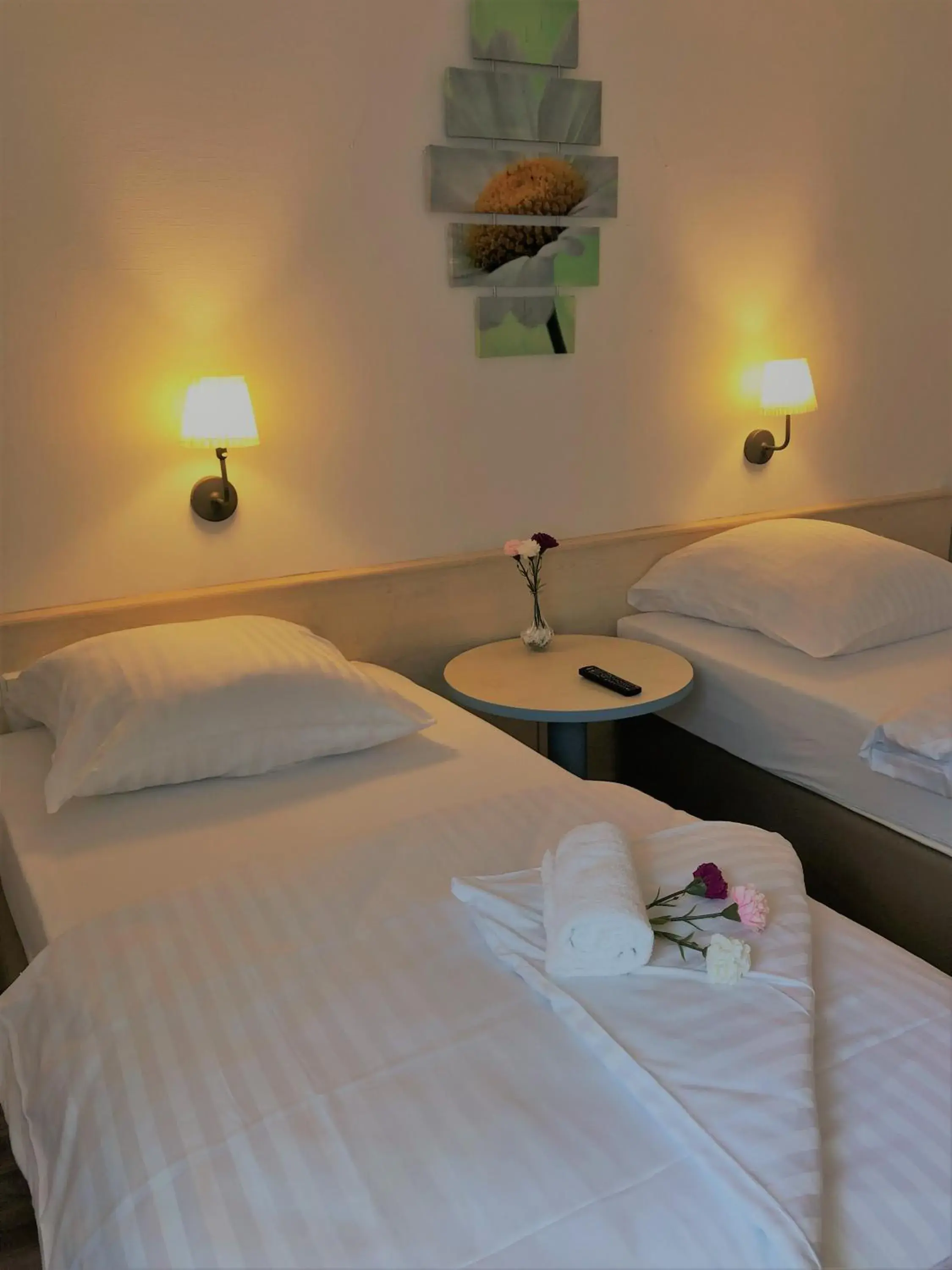 Triple Room in A&M Hotel Barsinghausen Triple Room in A&M Hotel Barsinghausen