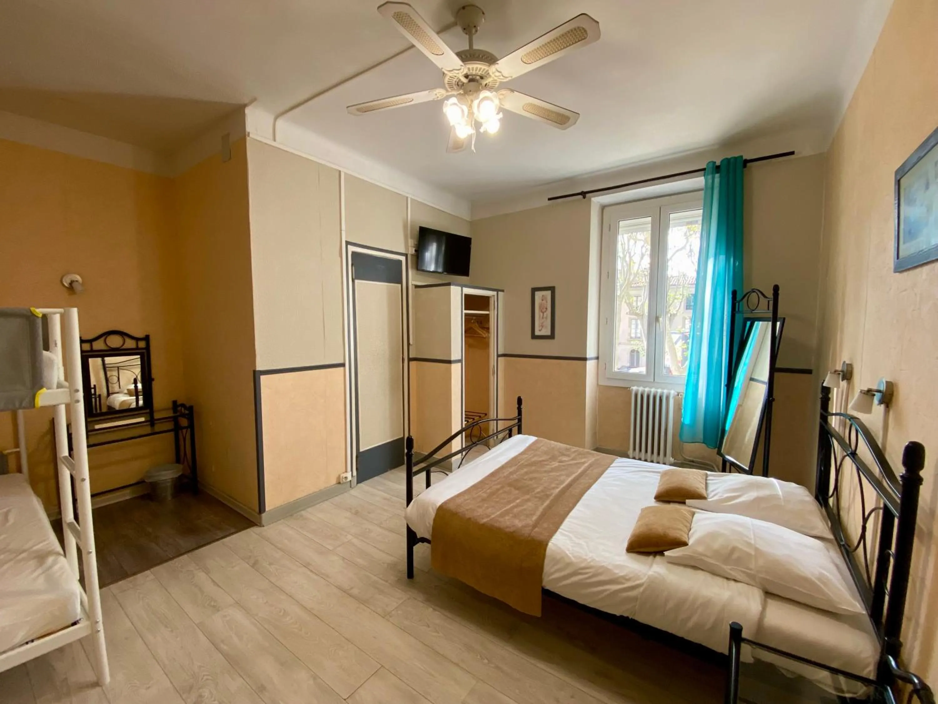 Bedroom, Bed in Au Royal Hotel