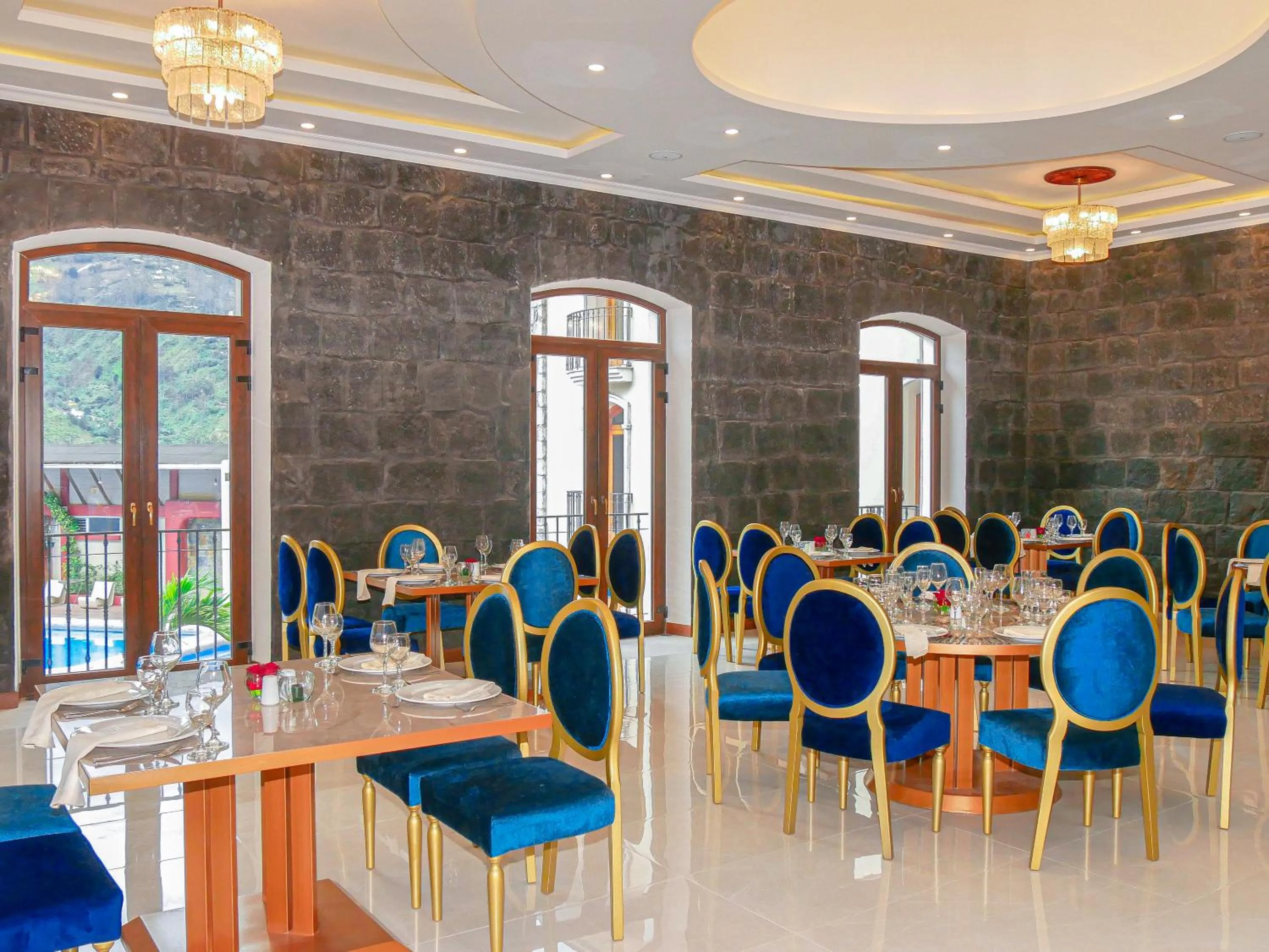 Restaurant/places to eat in Sangay Spa Hotel
