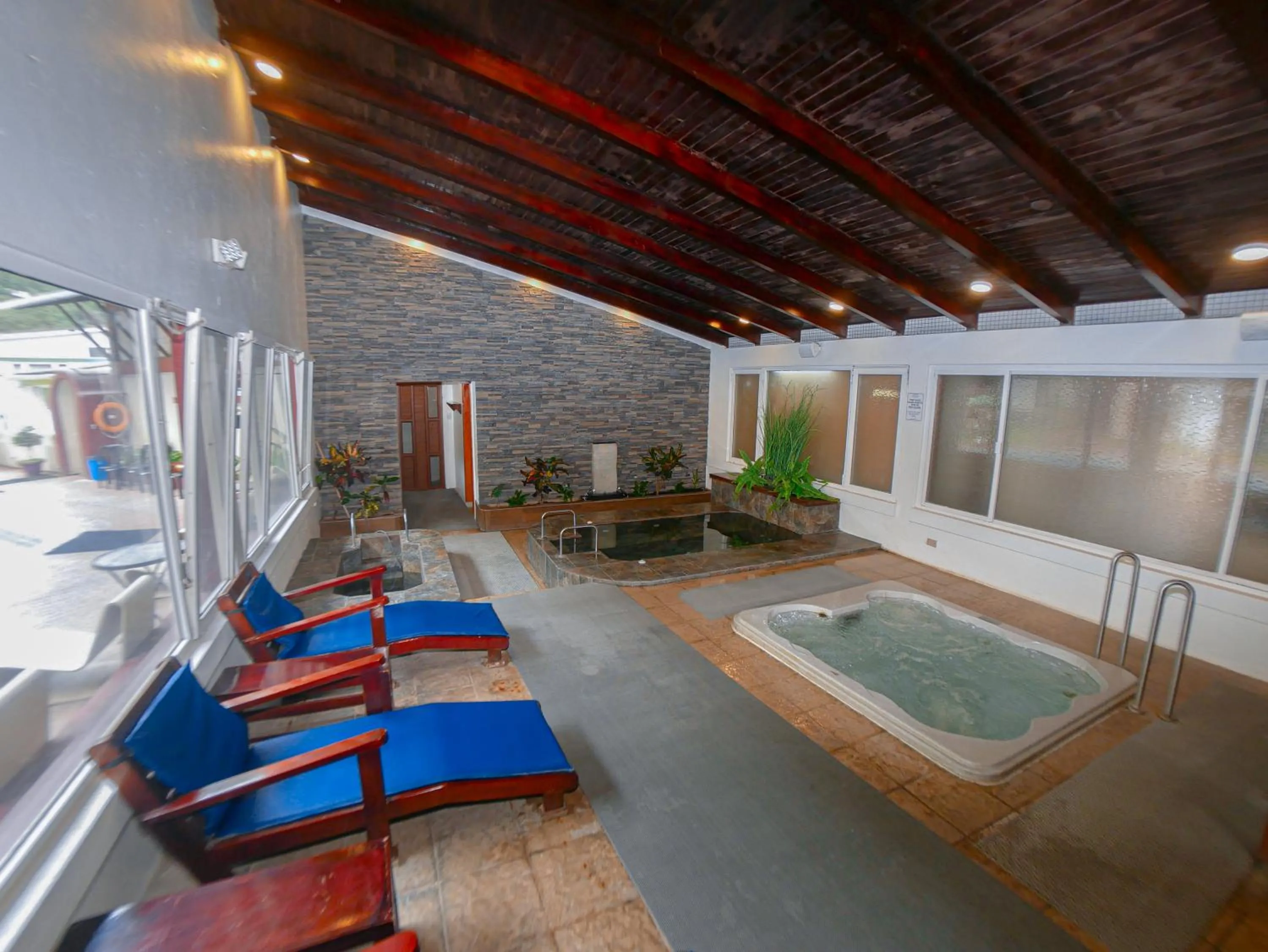 Swimming pool in Sangay Spa Hotel