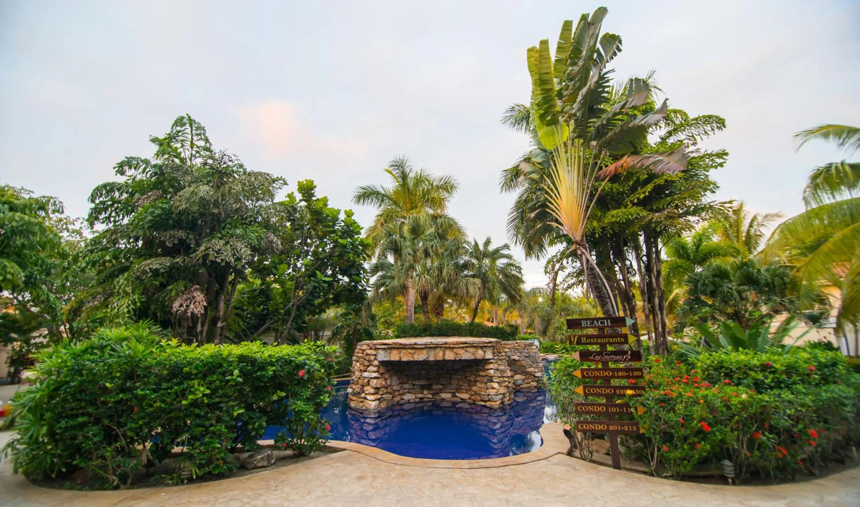 Swimming pool in Mayan Princess Beach & Dive Resort
