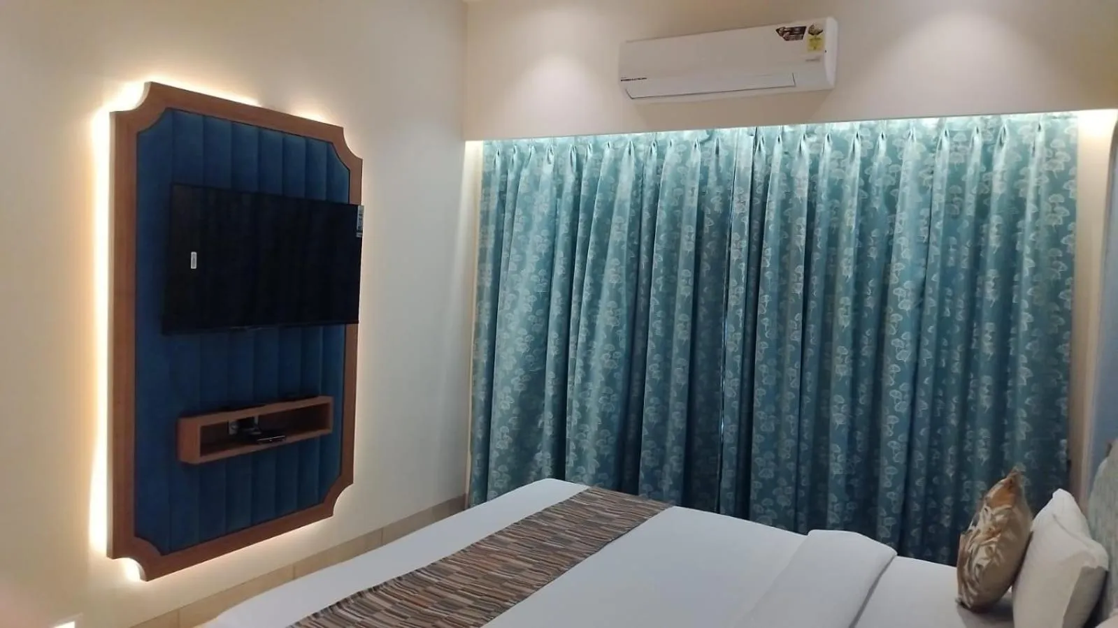 Bed in Rudra Shelter Business Hotel