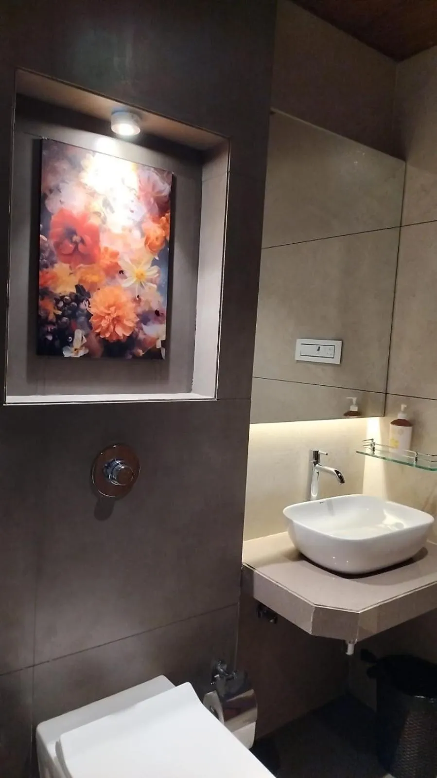 Toilet in Rudra Shelter Business Hotel