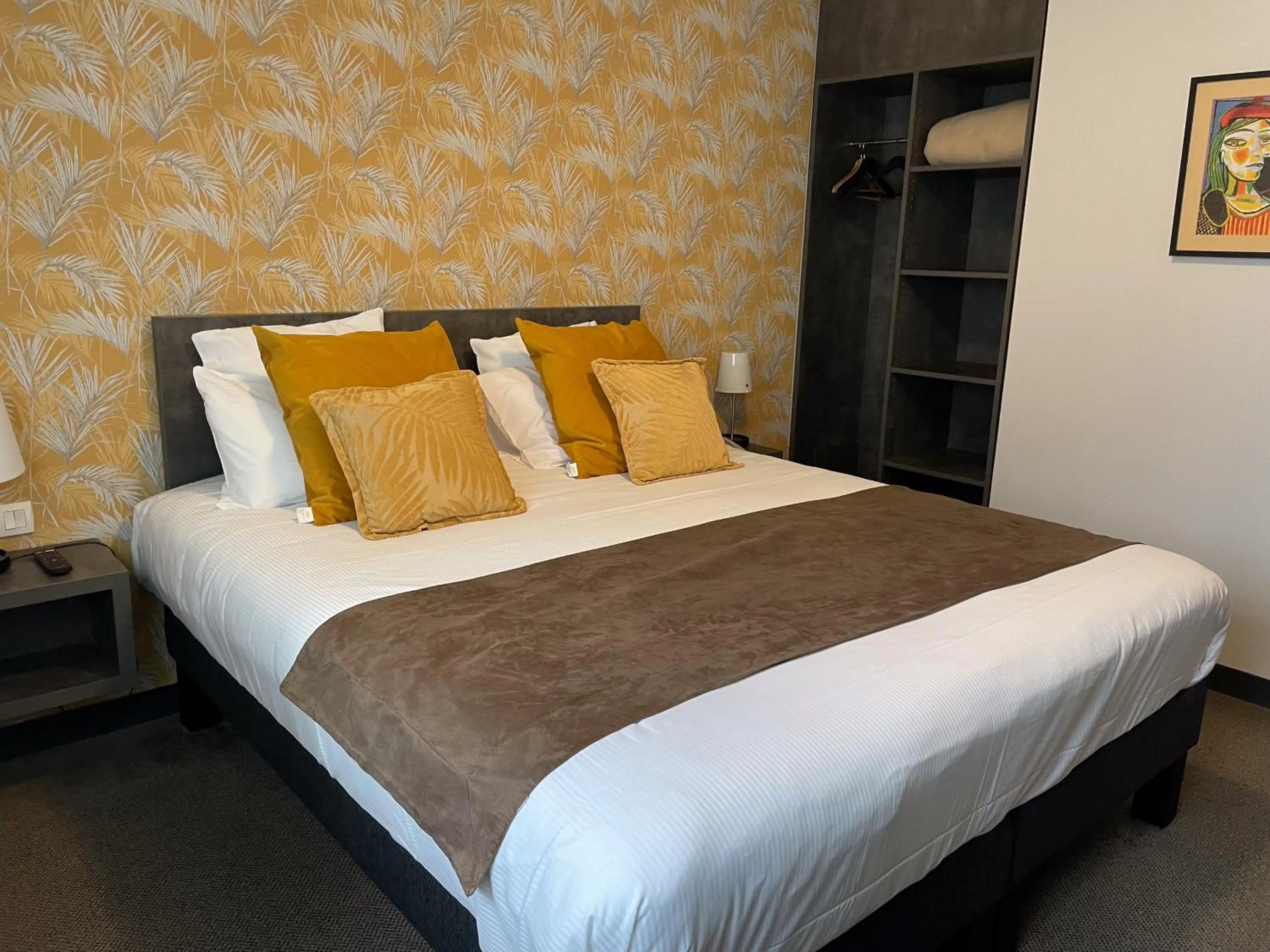 Bed in LOGIS Hôtel ARCADIA