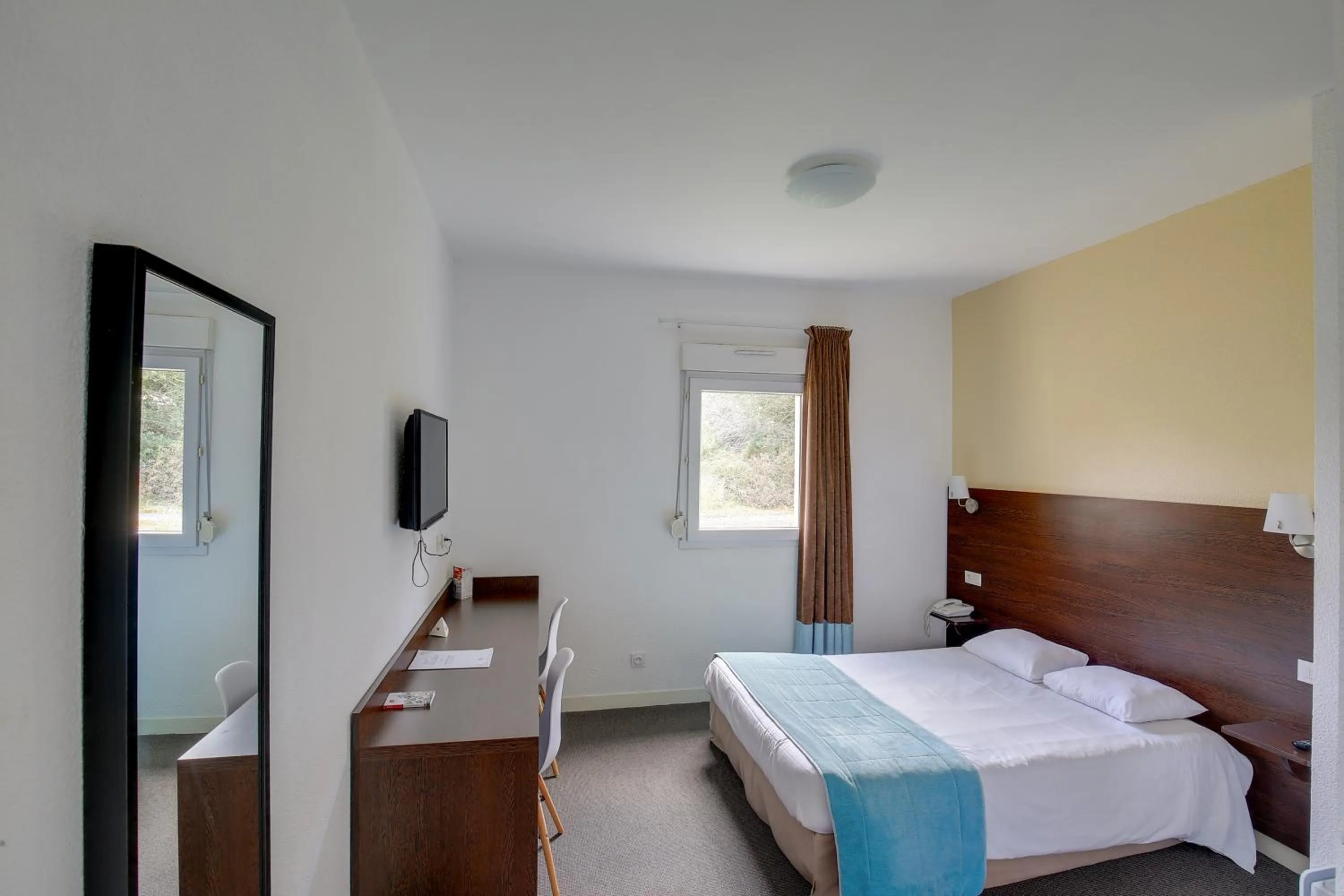 Bed in LOGIS Hôtel ARCADIA