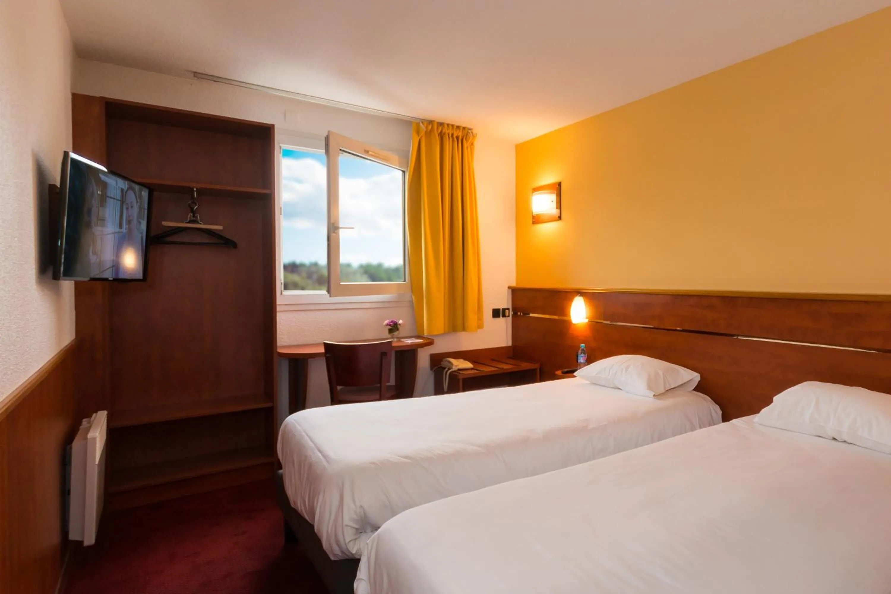 Bedroom, Bed in Brit Hotel Rennes Cesson