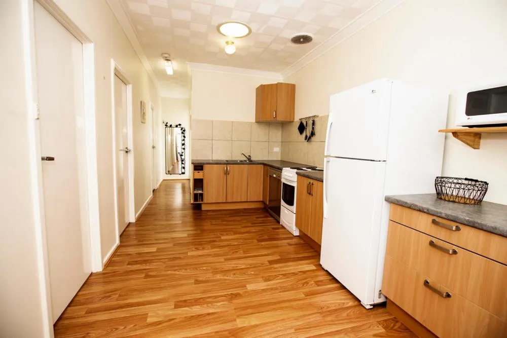 Kitchen or kitchenette in Kalgoorlie Overland Motel