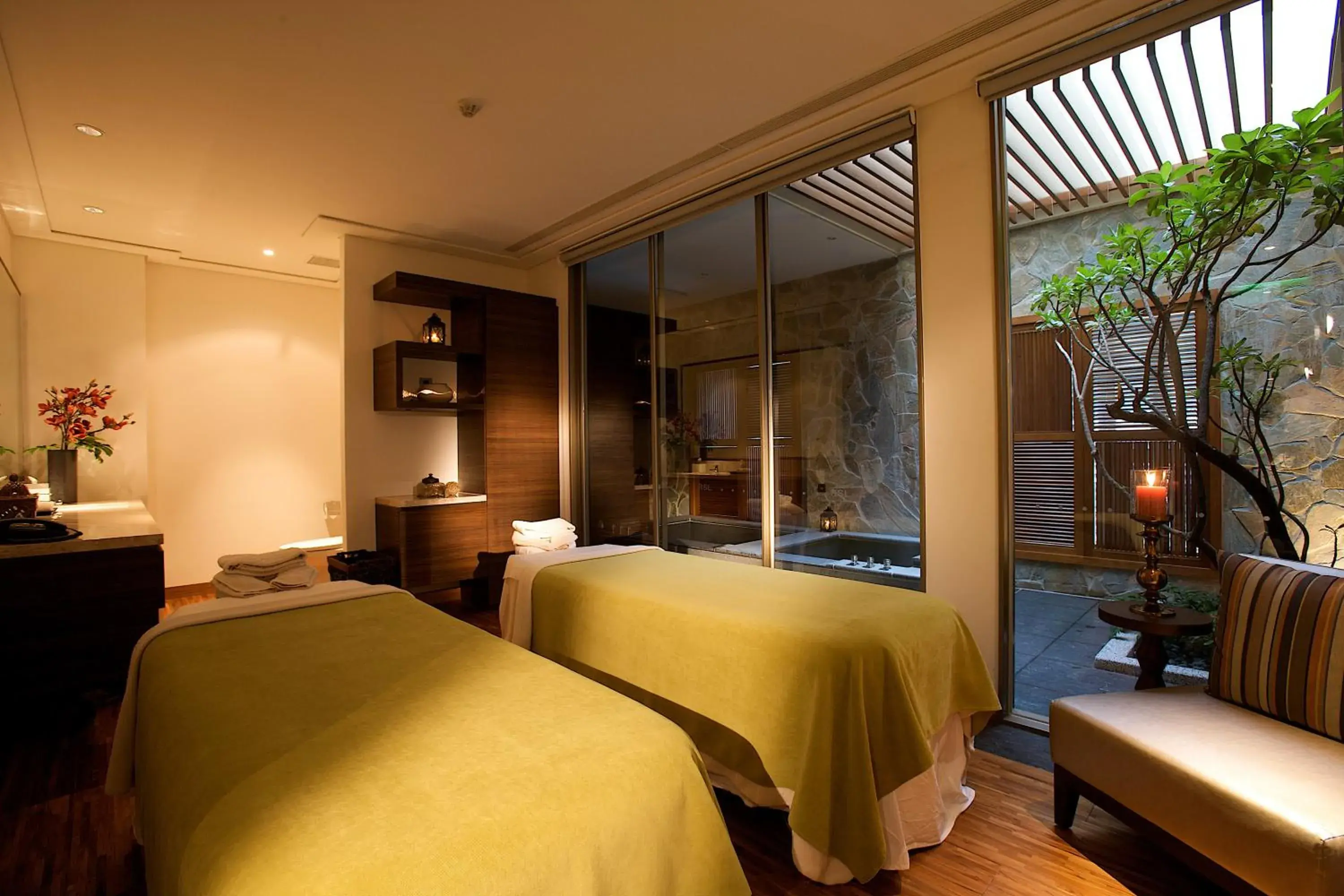 Massage, Bed in RSL Cold & Hot Springs Resort Suao Massage, Bed in RSL Cold & Hot Springs Resort Suao