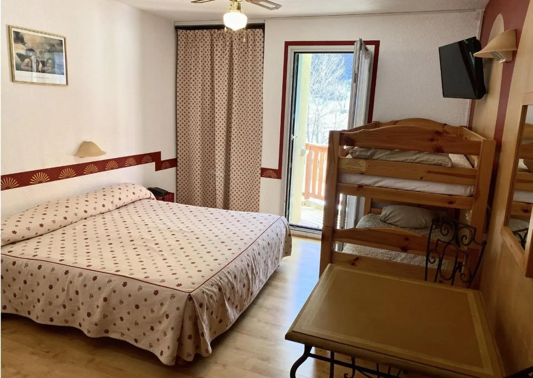 Family Room with bunk bed - Lake Side in Hotel-Restaurant La Lauzétane Family Room with bunk bed - Lake Side in Hotel-Restaurant La Lauzétane