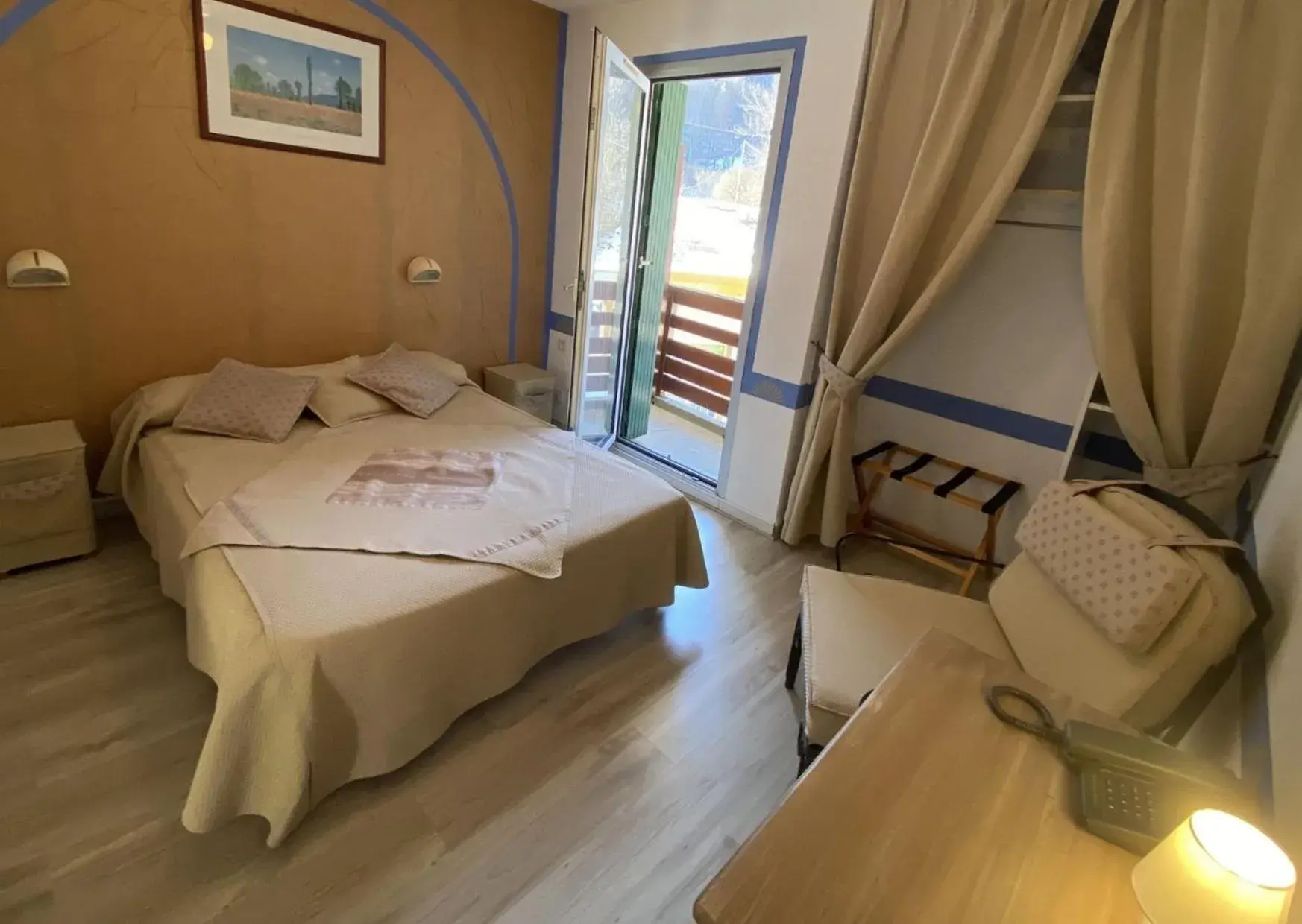 Double or Twin Room with Balcony - Lake Side in Hotel-Restaurant La Lauzétane Double or Twin Room with Balcony - Lake Side in Hotel-Restaurant La Lauzétane