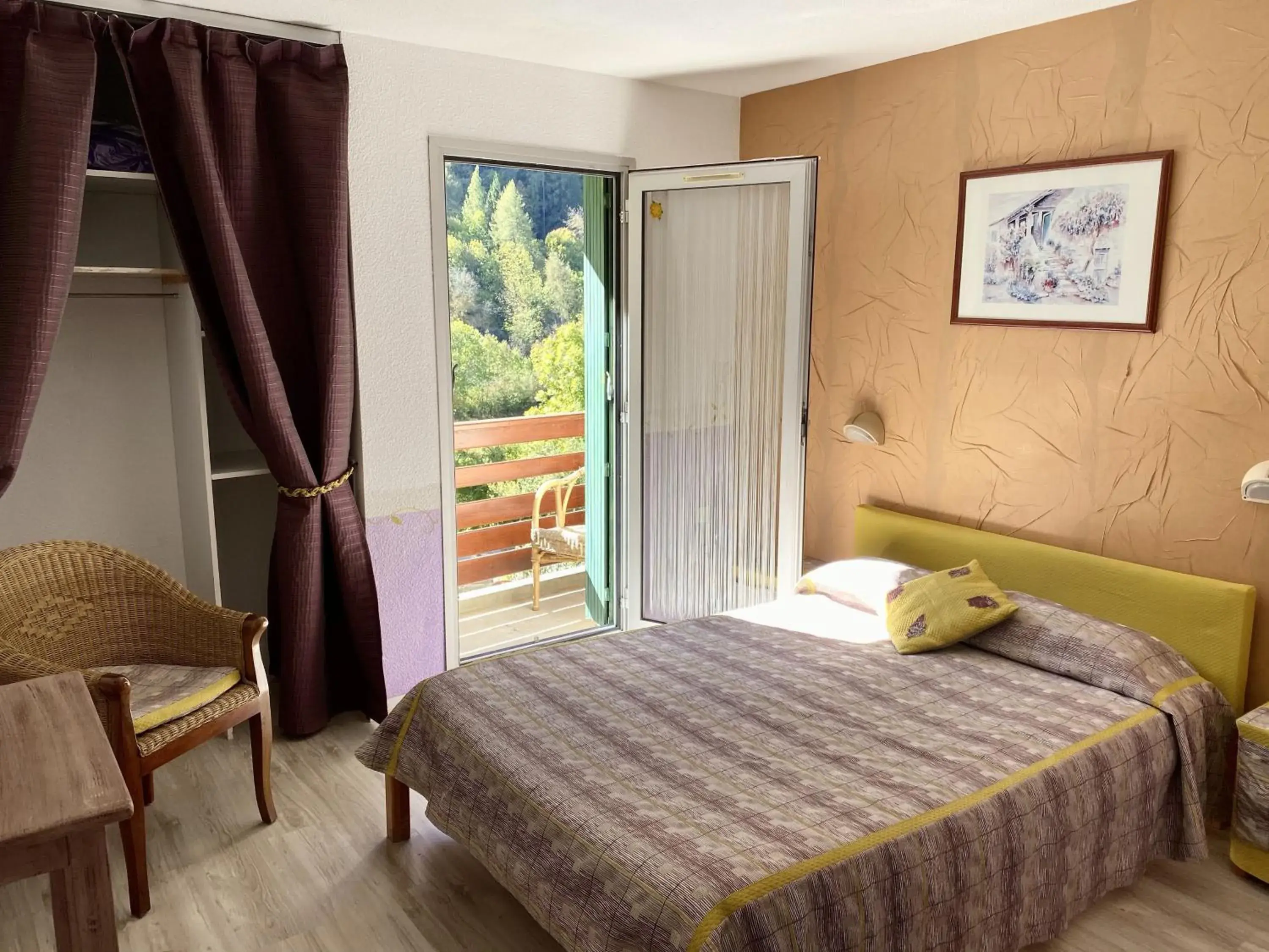 Double or Twin Room with Balcony - Street Side in Hotel-Restaurant La Lauzétane Double or Twin Room with Balcony - Street Side in Hotel-Restaurant La Lauzétane