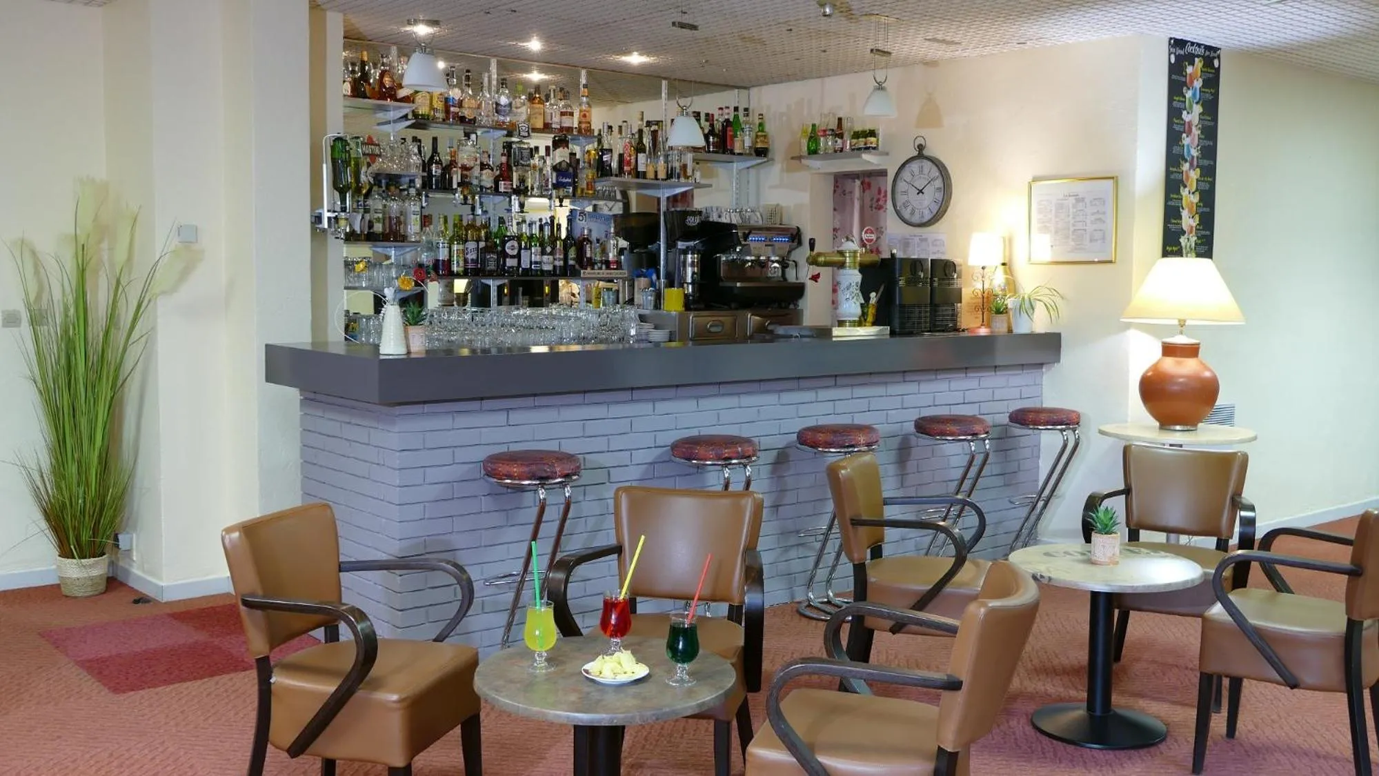 Lounge or bar in Hotel-Restaurant La Lauzétane