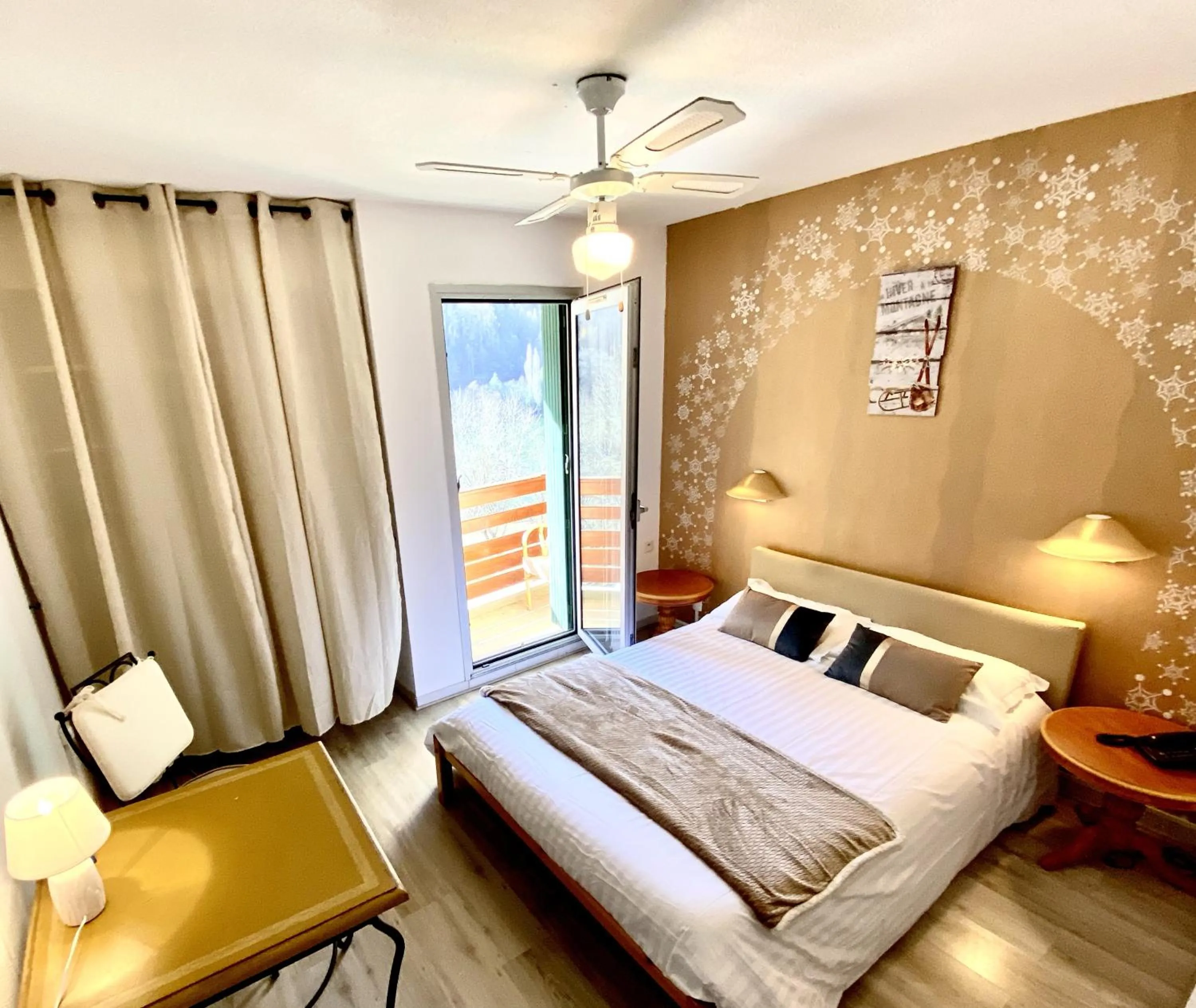 Bed in Hotel-Restaurant La Lauzétane