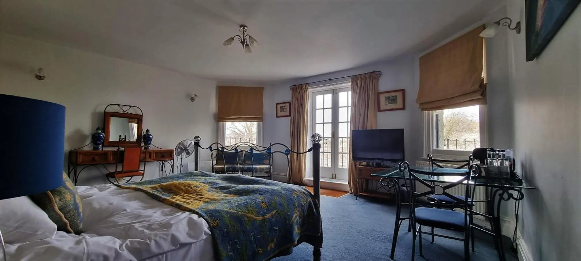 Photo of the whole room, Bed in The Weir Hotel