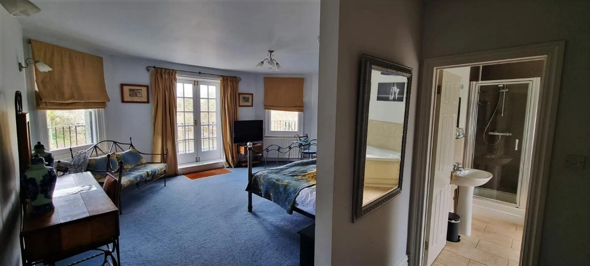 Photo of the whole room in The Weir Hotel