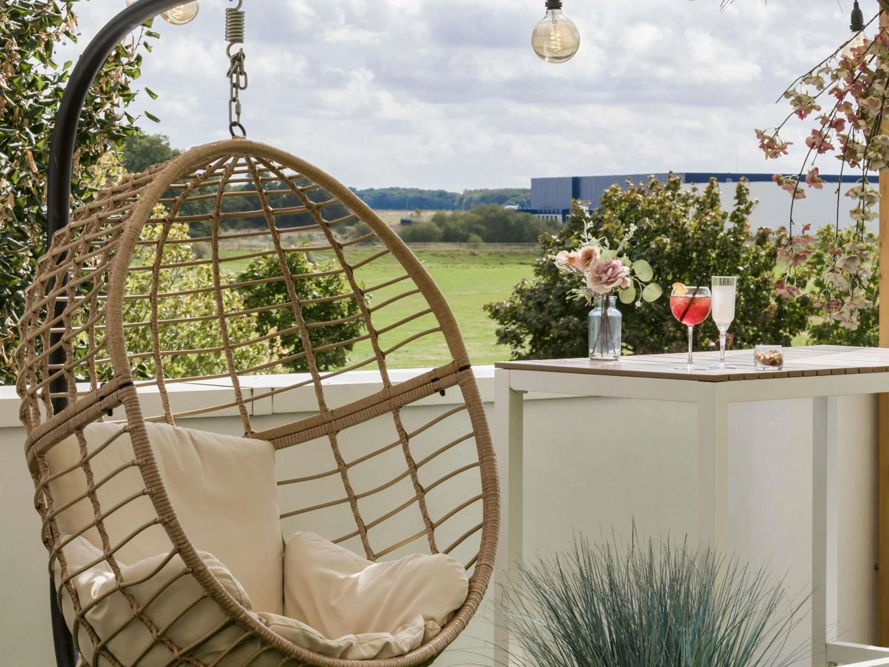 Lounge or bar in Mercure Chartres Est