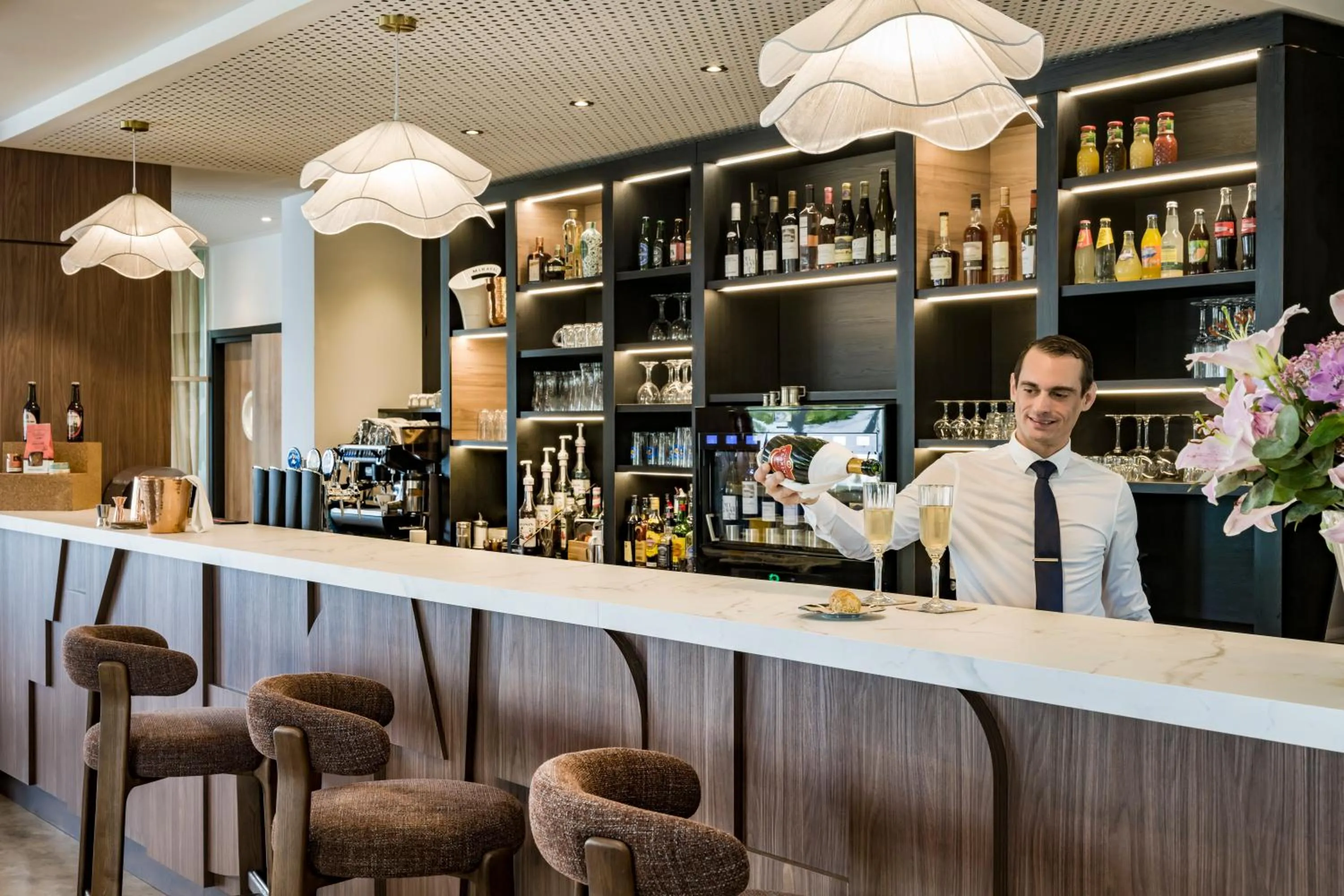 Lounge or bar in Mercure Chartres Est