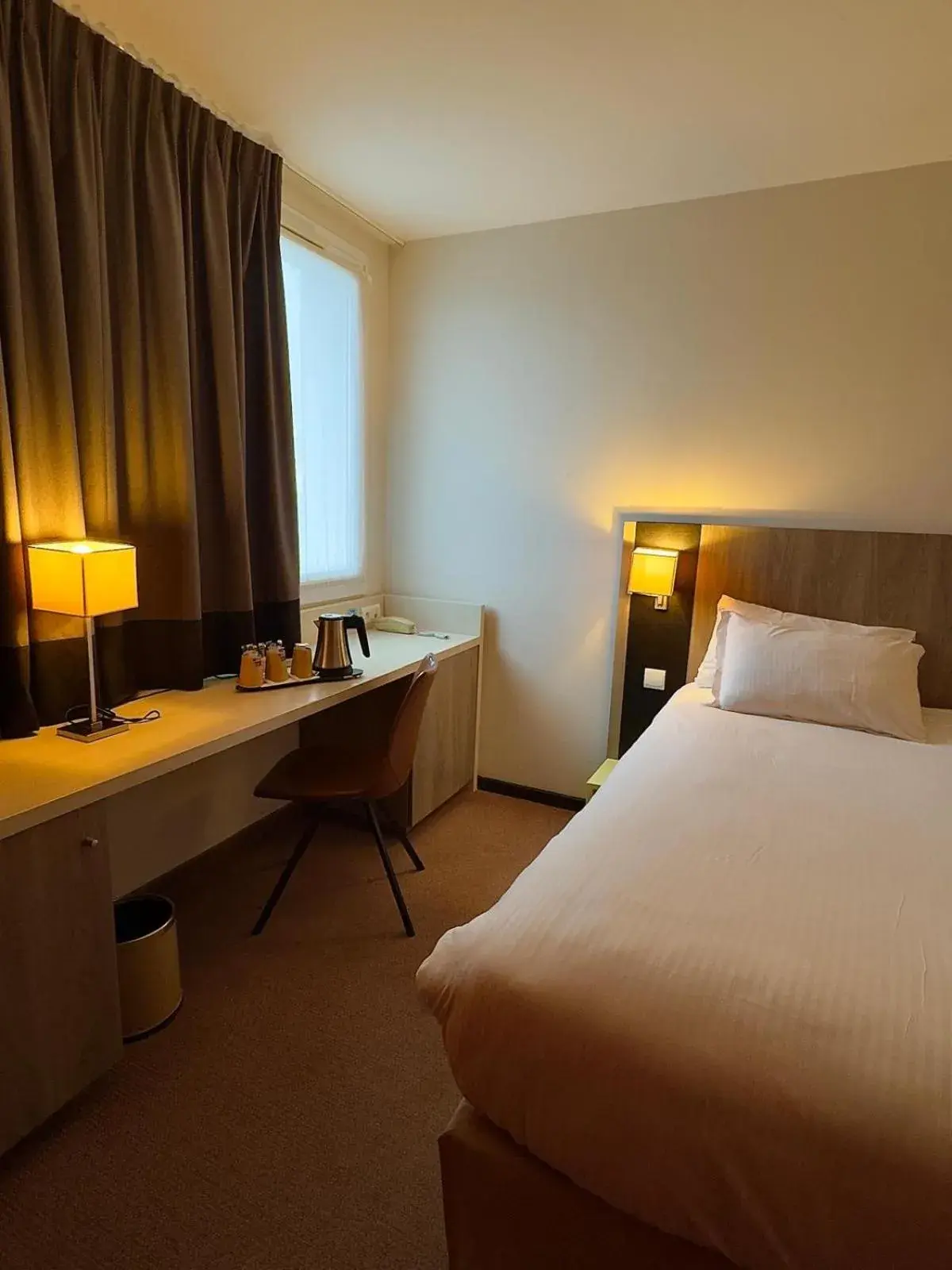 Bedroom, Bed in Kyriad Chartres Bedroom, Bed in Kyriad Chartres