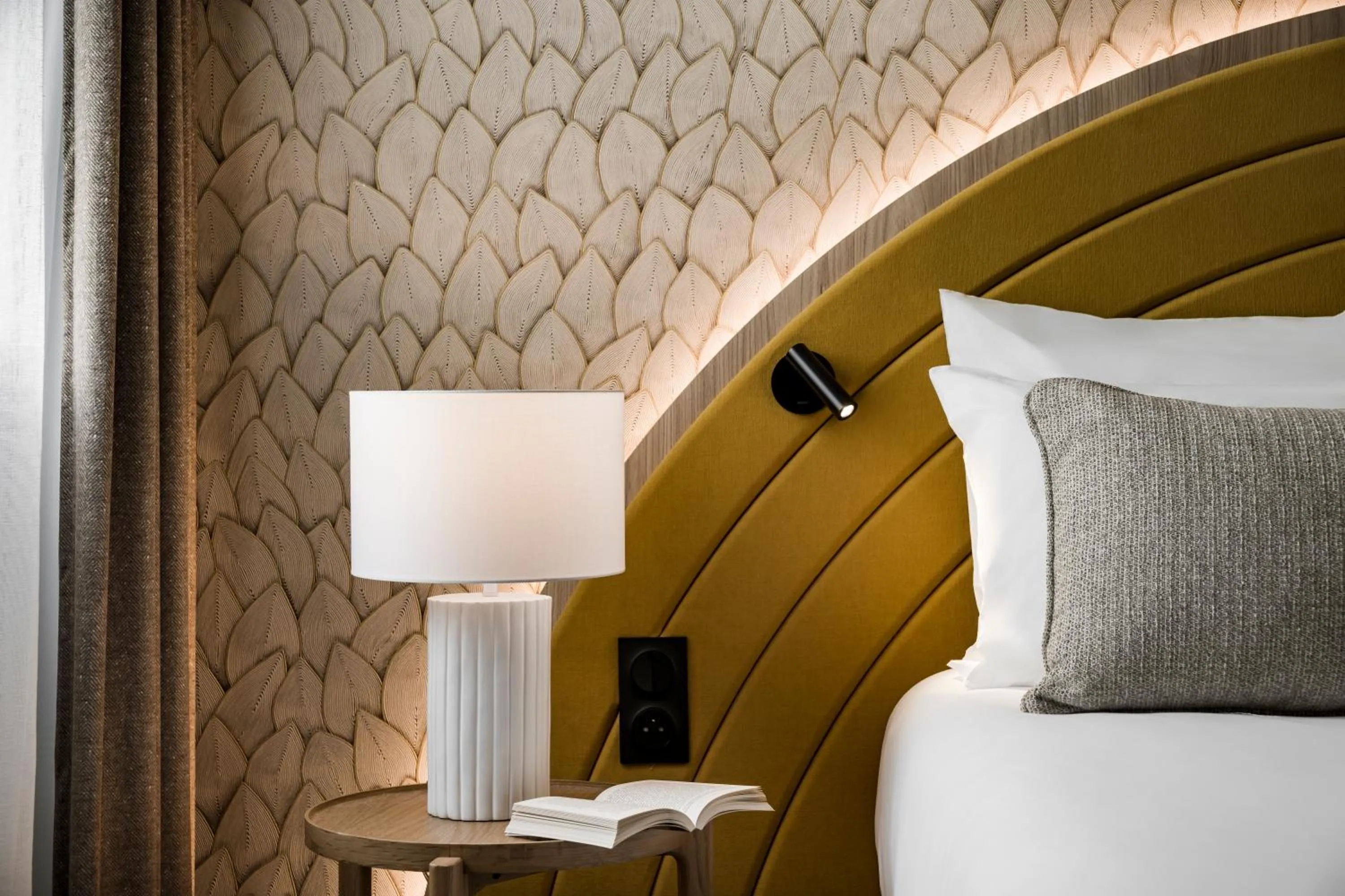 Bed in Mercure Chartres Est