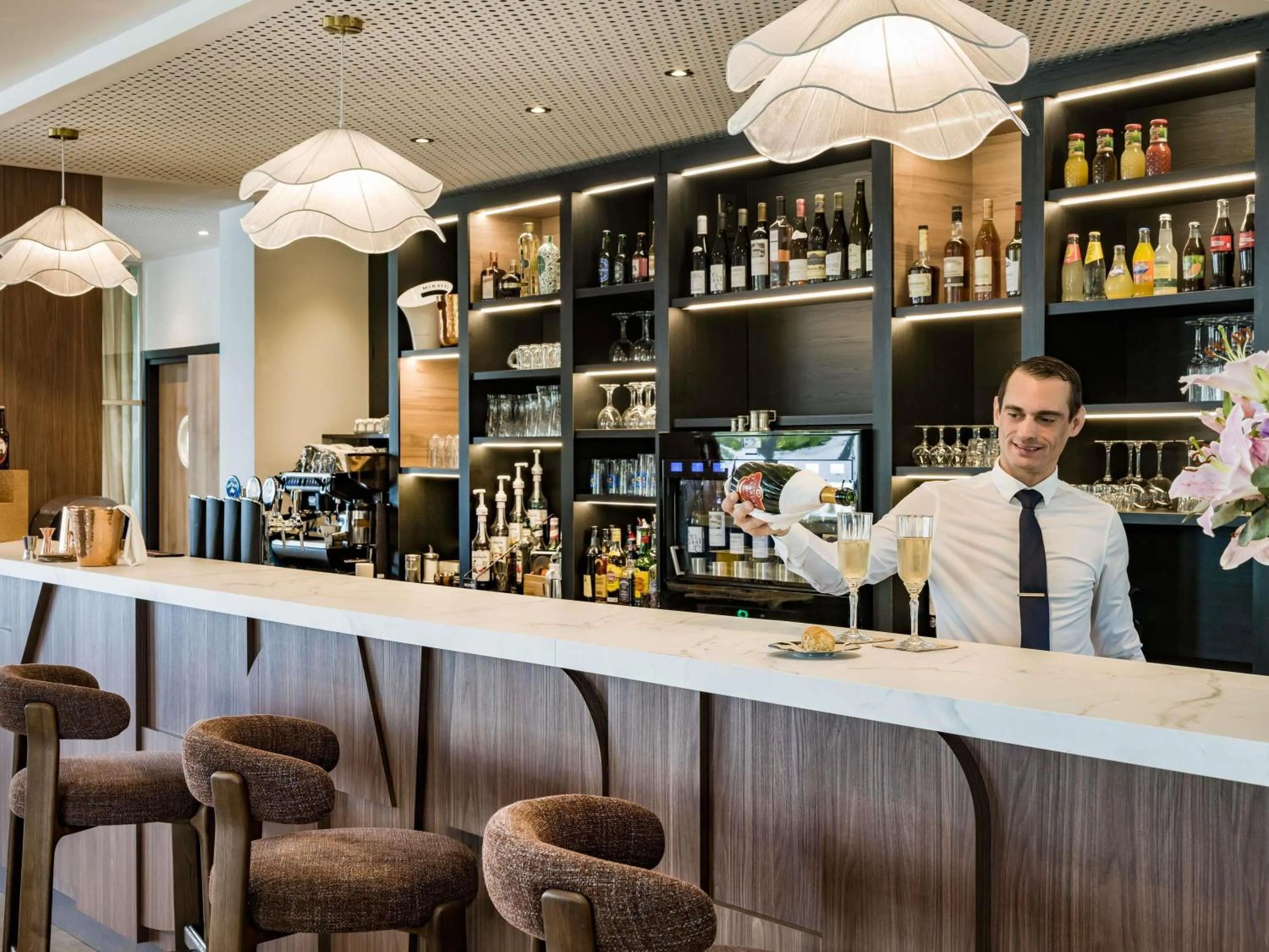 Lounge or bar in Mercure Chartres Est