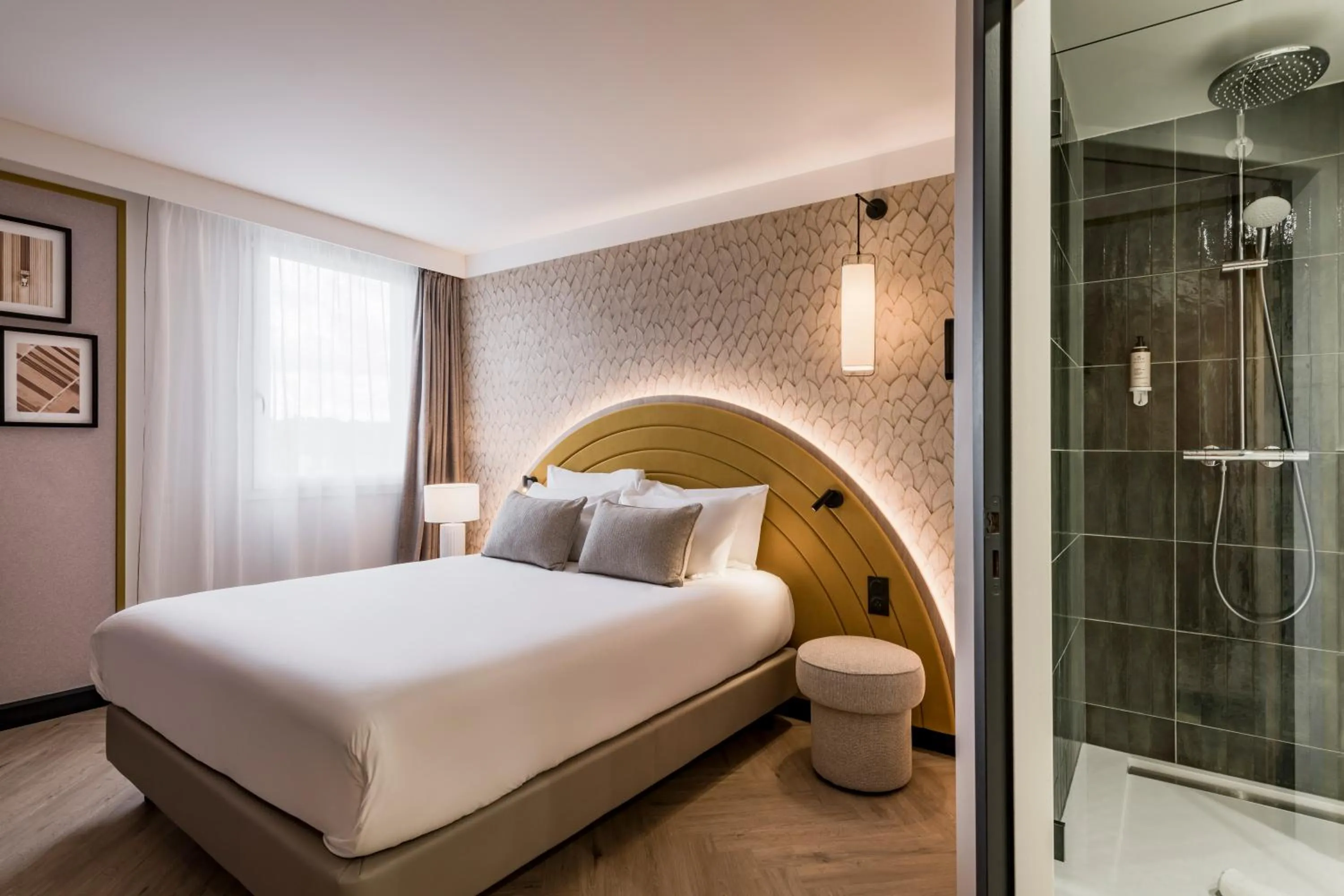 Bathroom, Bed in Mercure Chartres Est