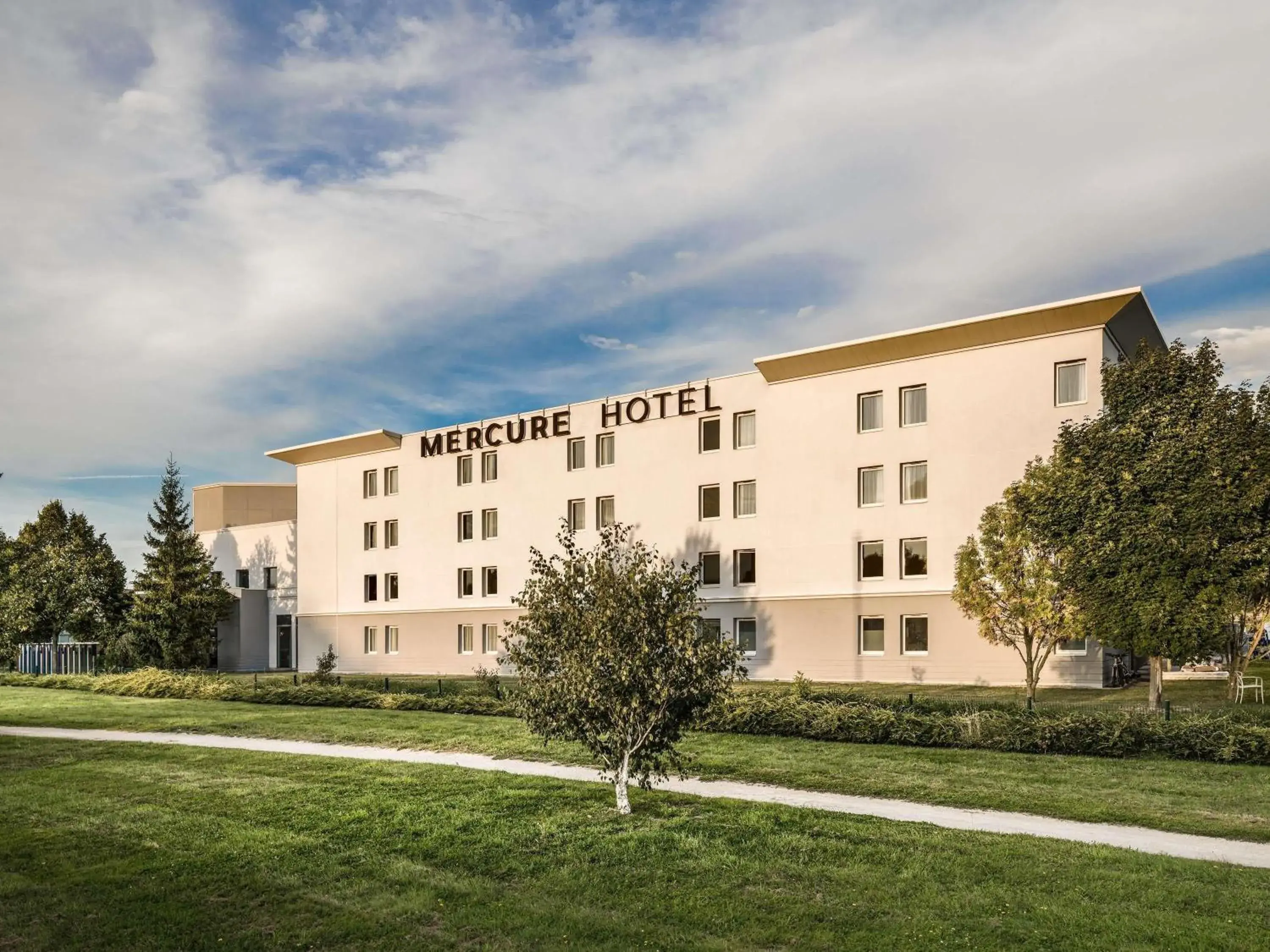 Property building in Mercure Chartres Est Property building in Mercure Chartres Est