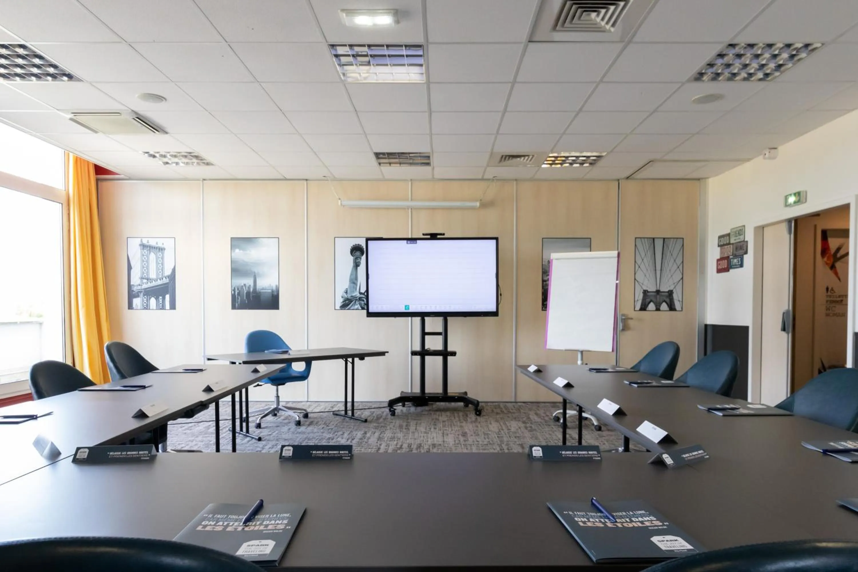 Meeting/conference room in Kyriad Chartres