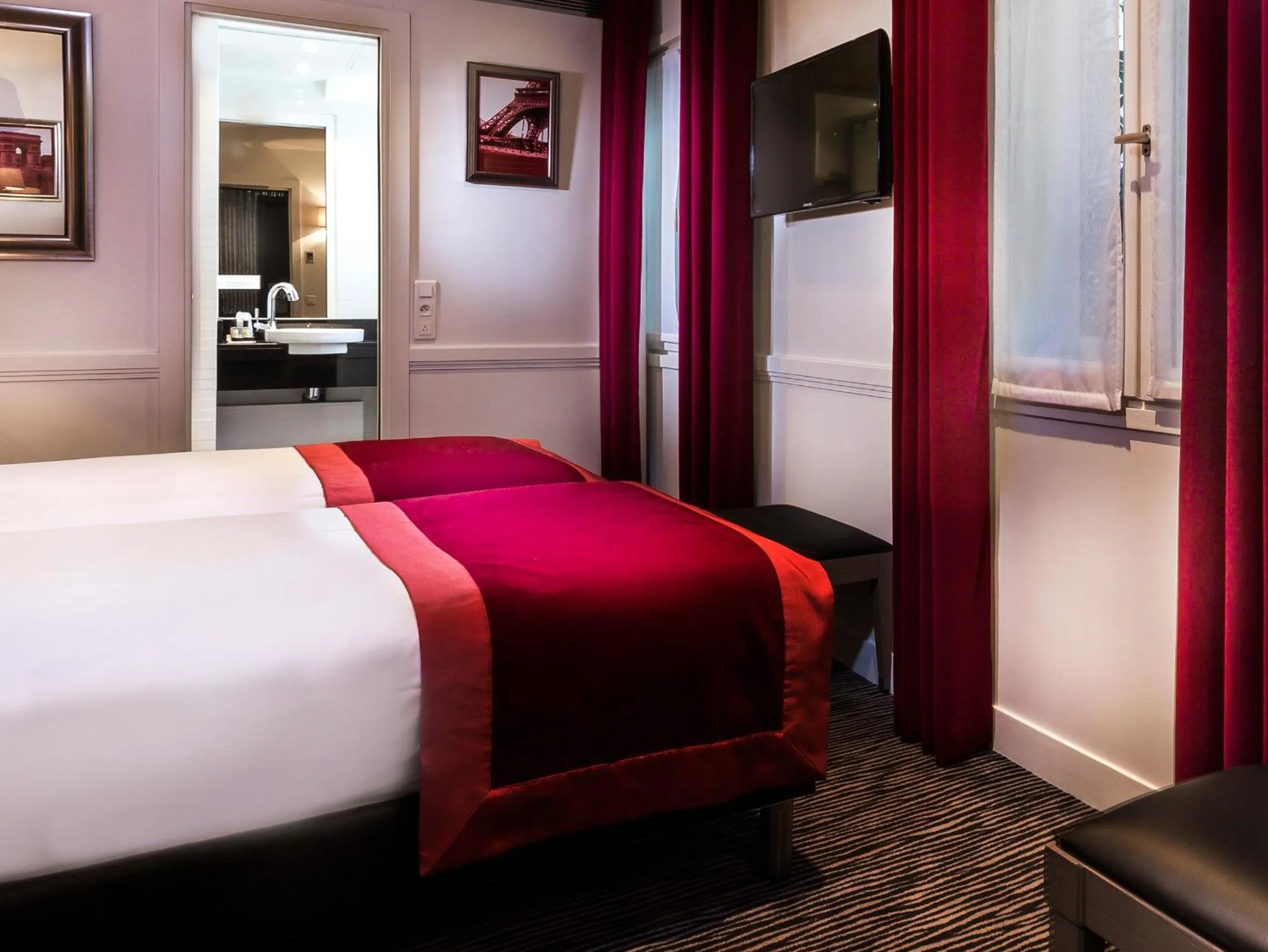 Bed in Hôtel Elysées Flaubert