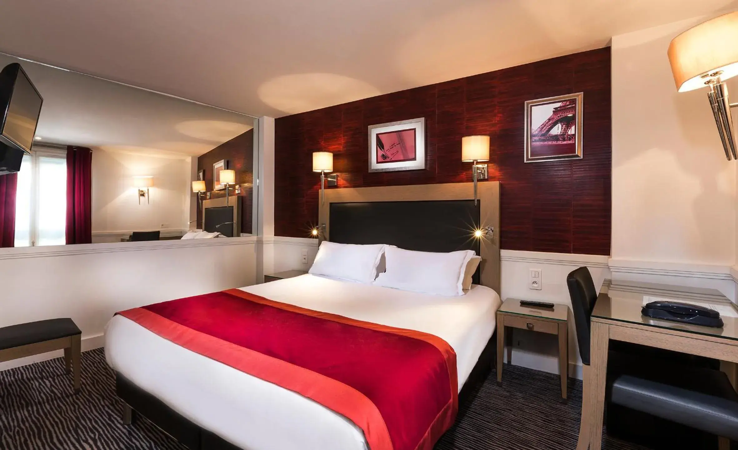 Bed in Hôtel Elysées Flaubert Bed in Hôtel Elysées Flaubert