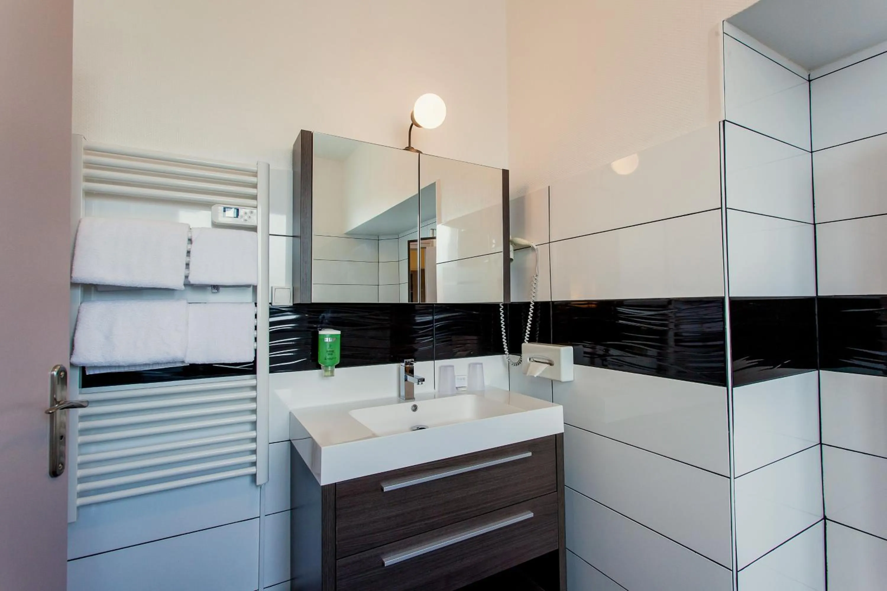 Bathroom in The Originals City, Hôtel de l'Europe, Saint-Nazaire