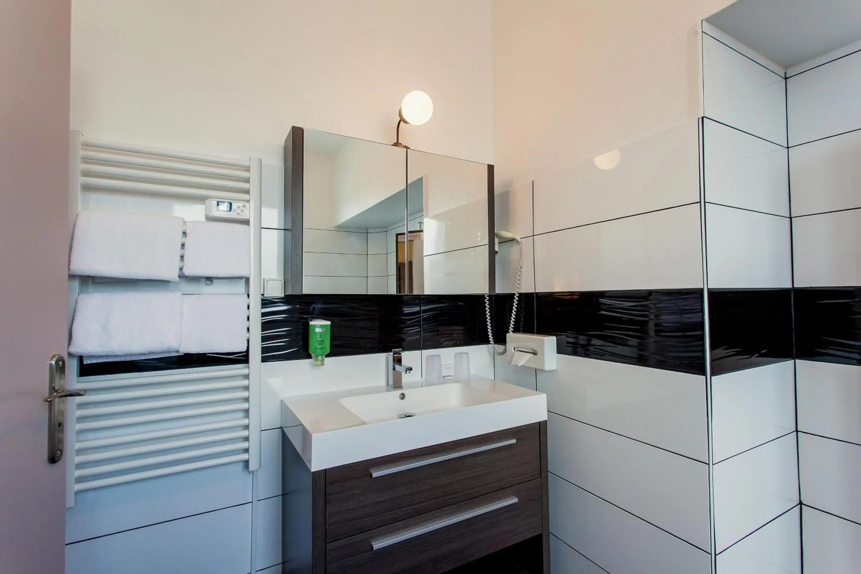 Bathroom in The Originals City, Hôtel de l'Europe, Saint-Nazaire Bathroom in The Originals City, Hôtel de l'Europe, Saint-Nazaire