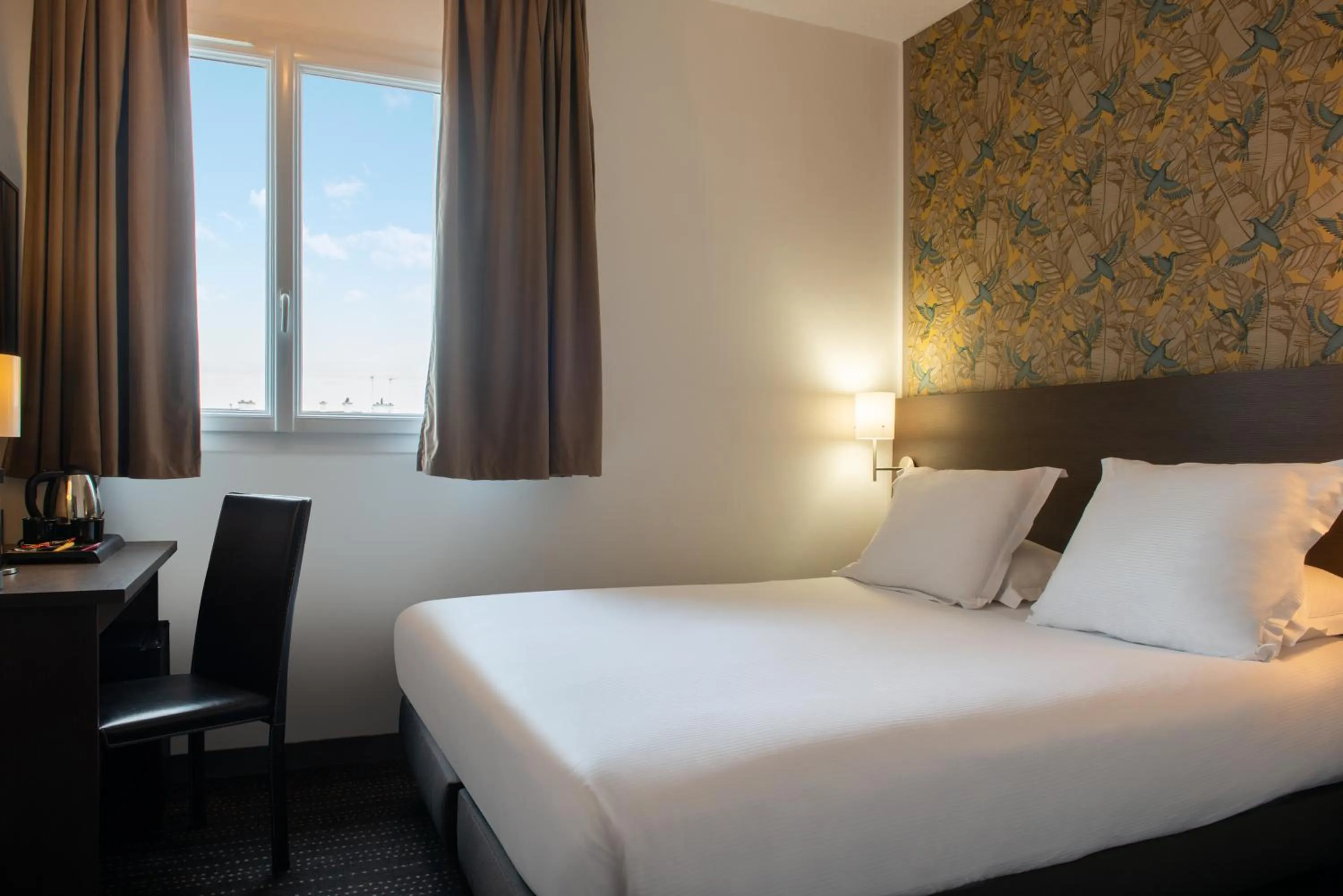 Bed in The Originals City, Hôtel de l'Europe, Saint-Nazaire