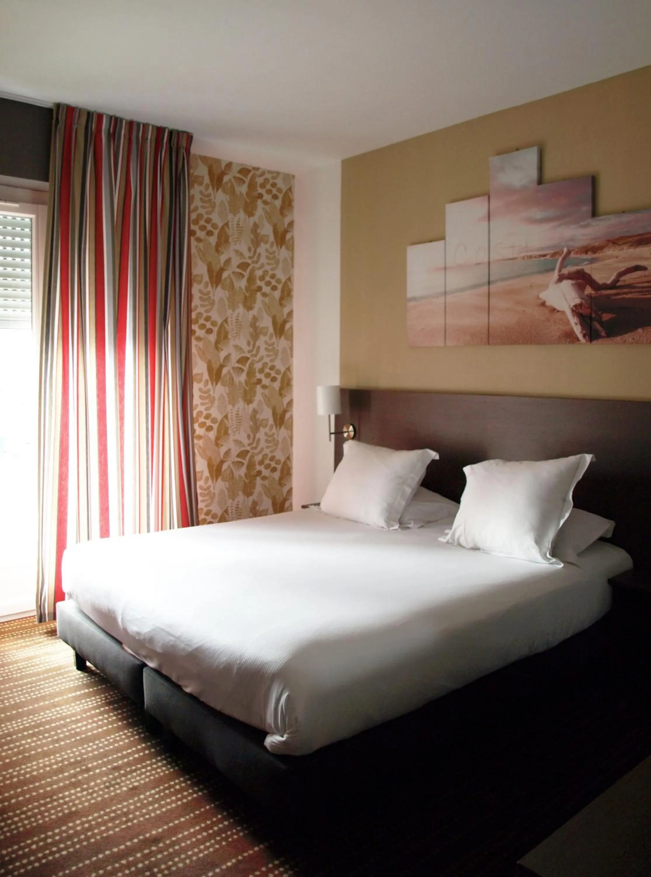 Bedroom, Bed in The Originals City, Hôtel de l'Europe, Saint-Nazaire