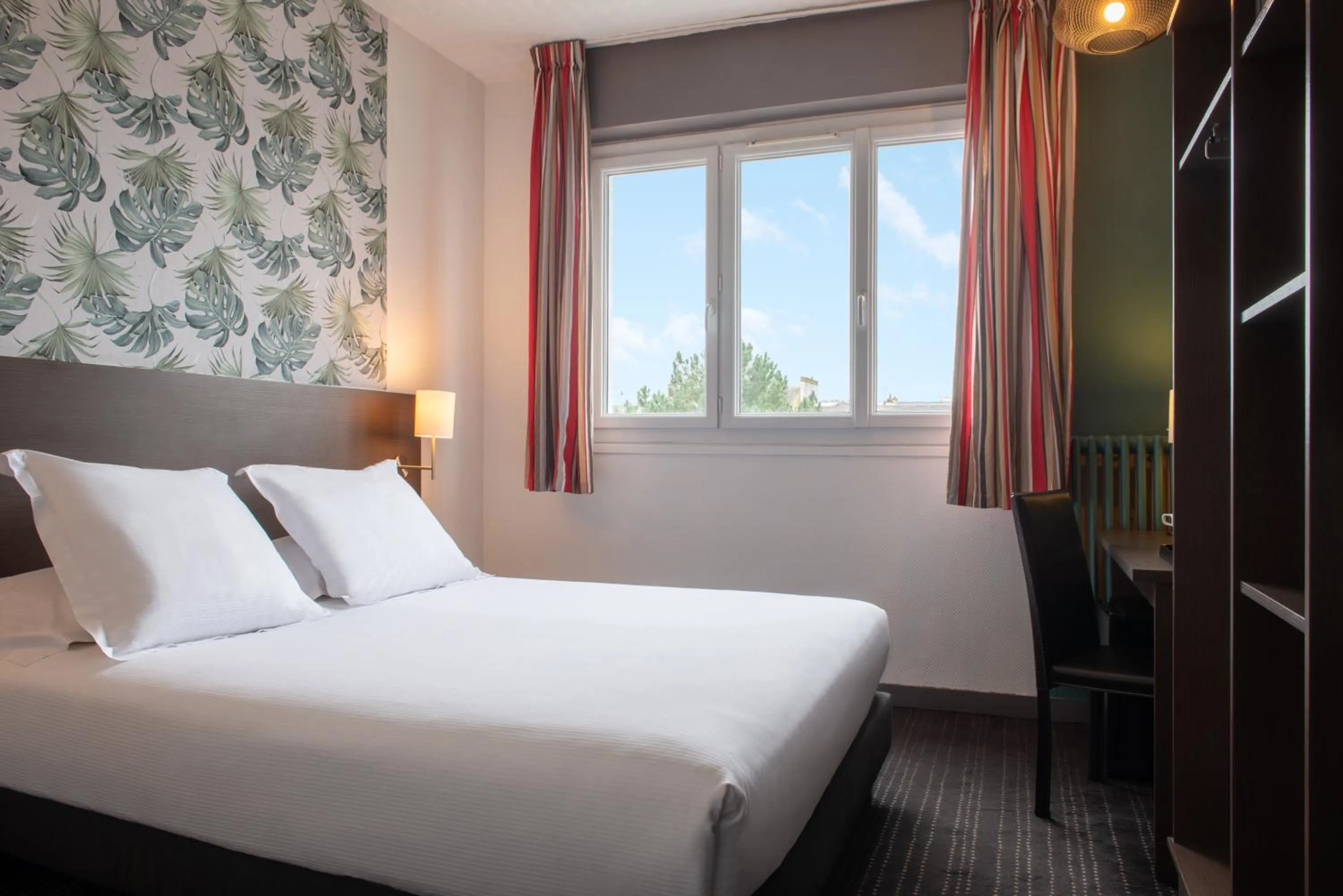 Bed in The Originals City, Hôtel de l'Europe, Saint-Nazaire