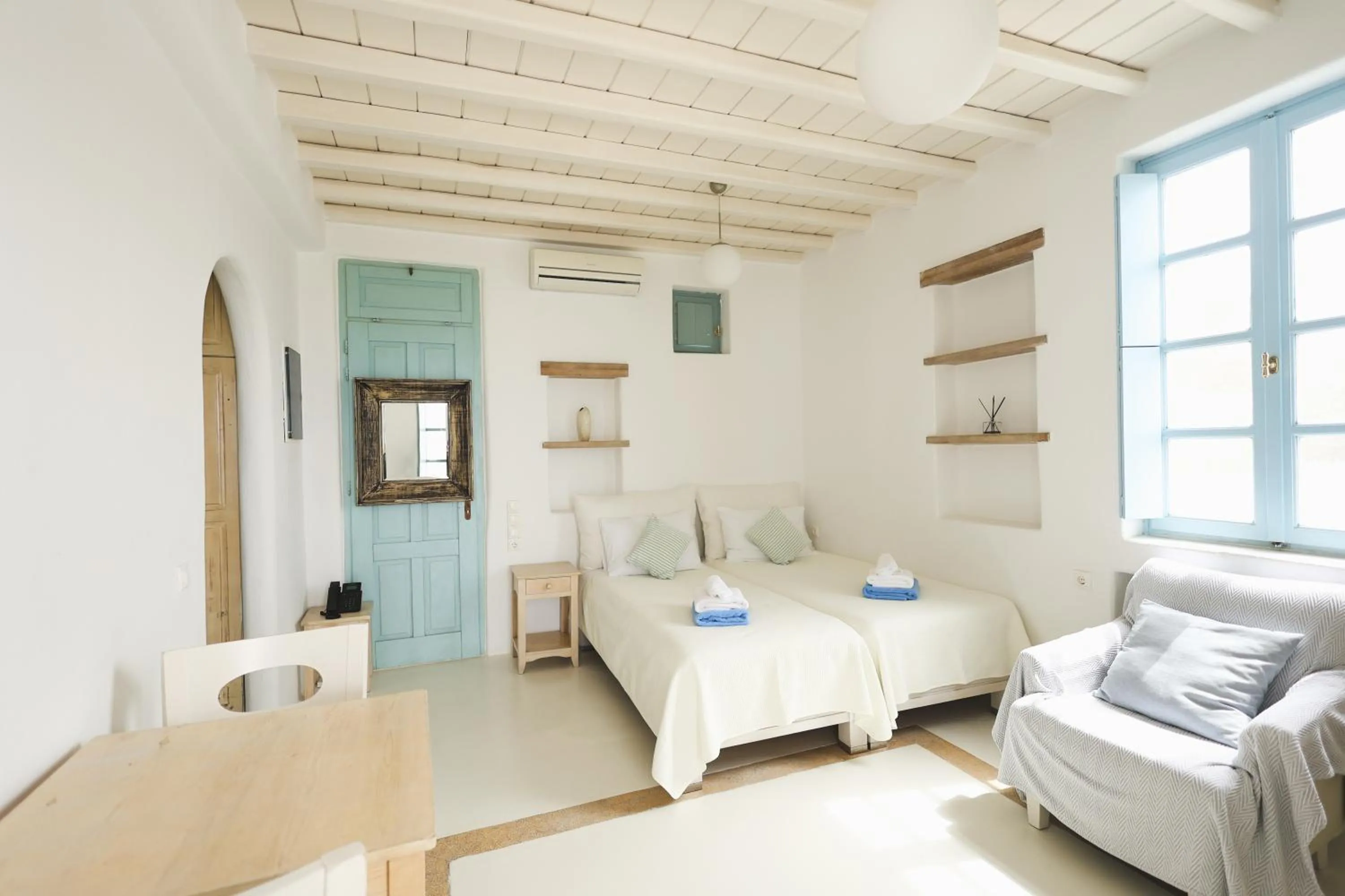 Photo of the whole room, Bed in Mykonos Pantheon