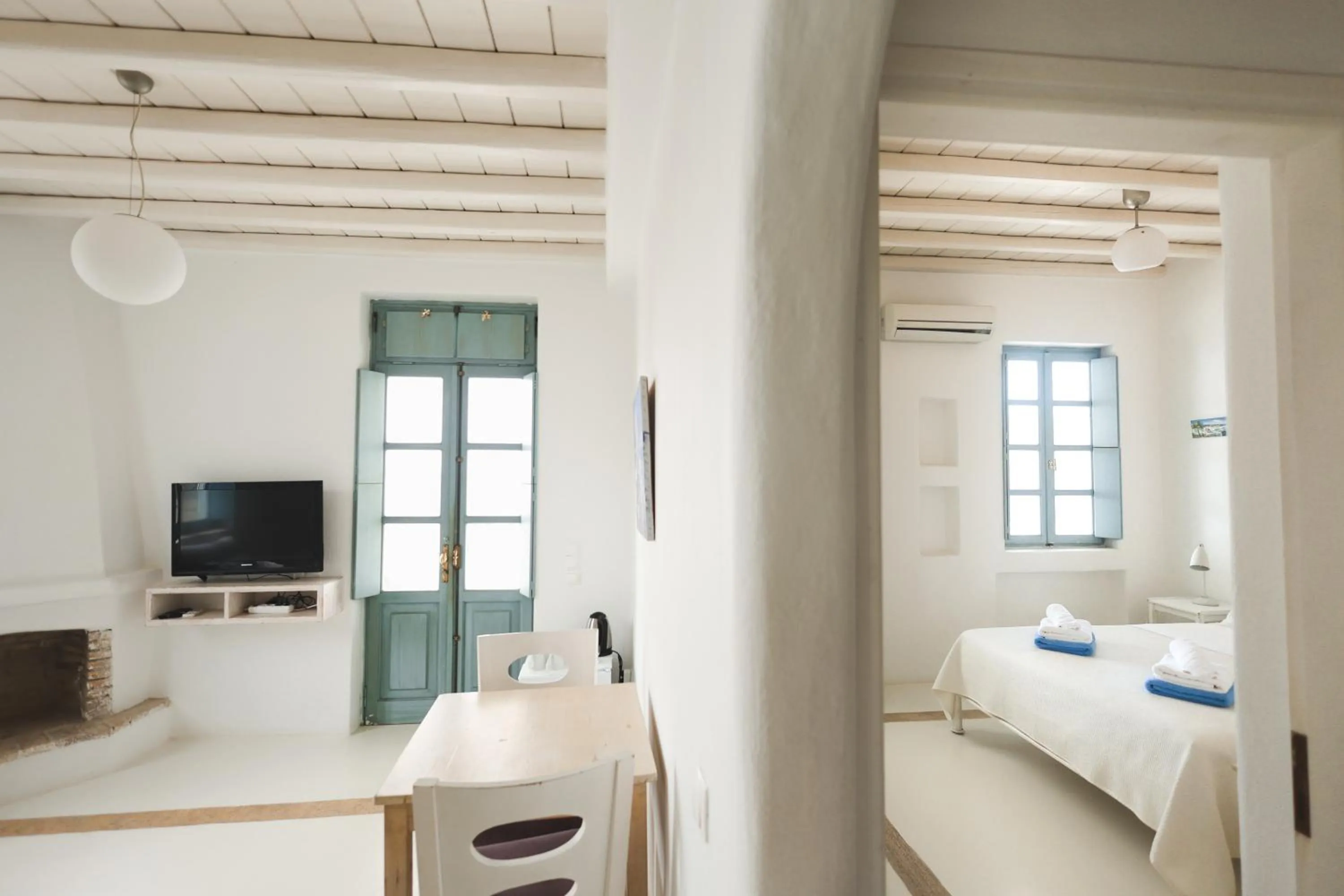 Photo of the whole room, Bed in Mykonos Pantheon