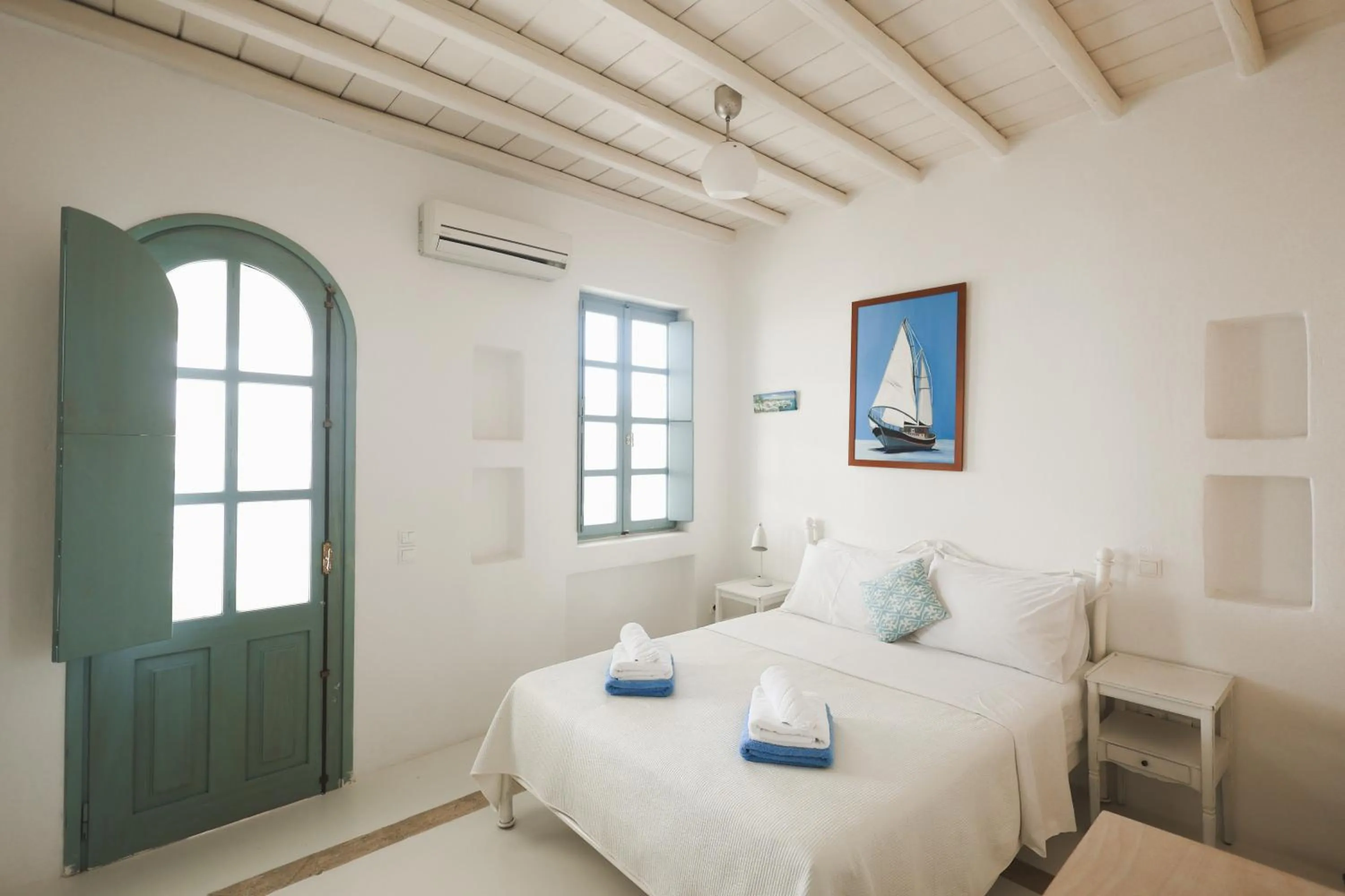 Bed in Mykonos Pantheon