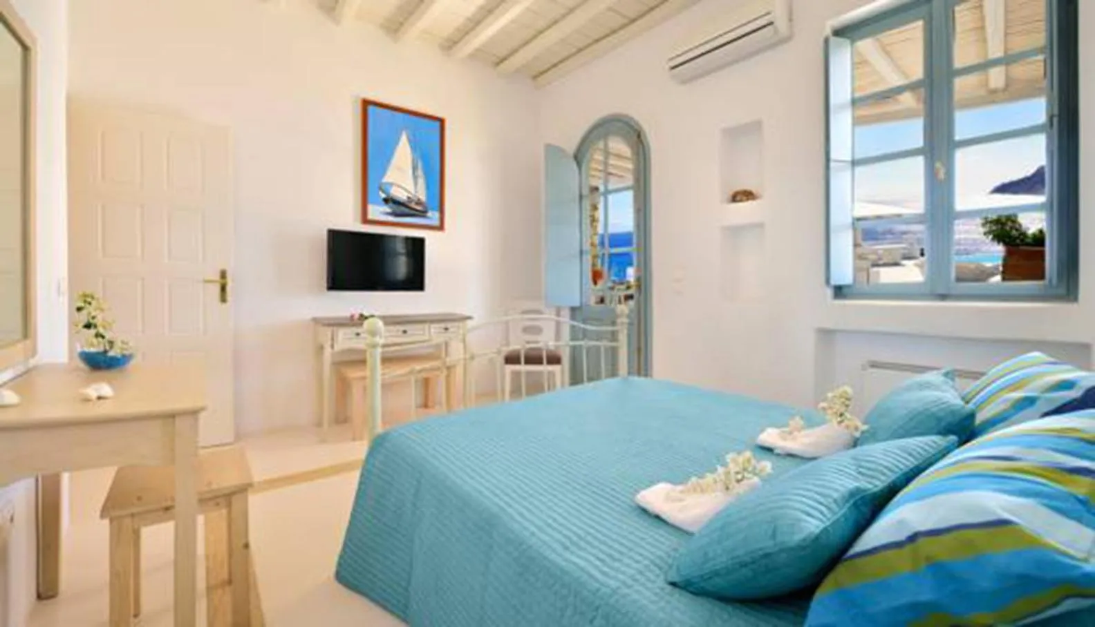 Photo of the whole room, Bed in Mykonos Pantheon