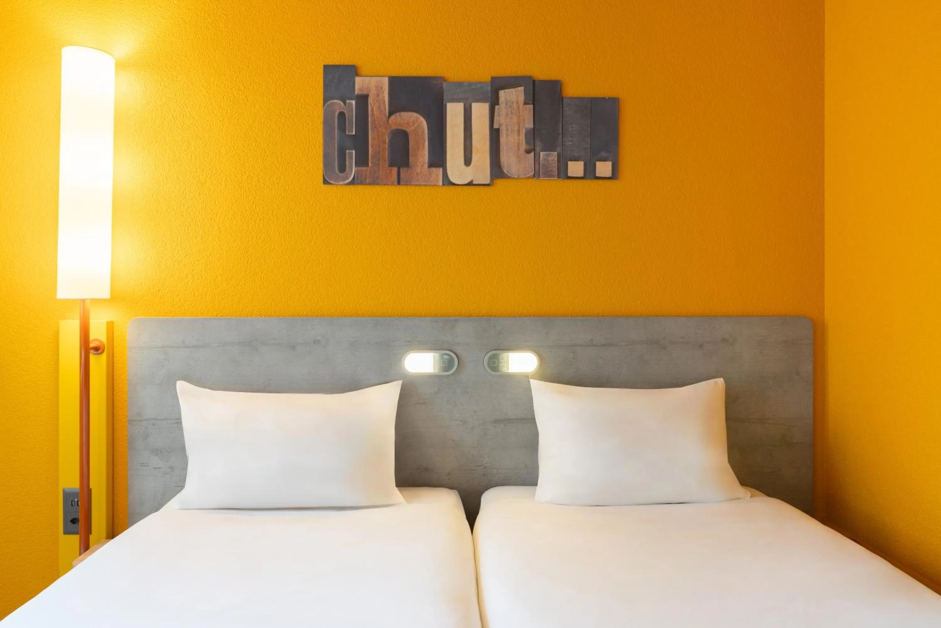 Night, Bed in ibis budget Genève Aéroport