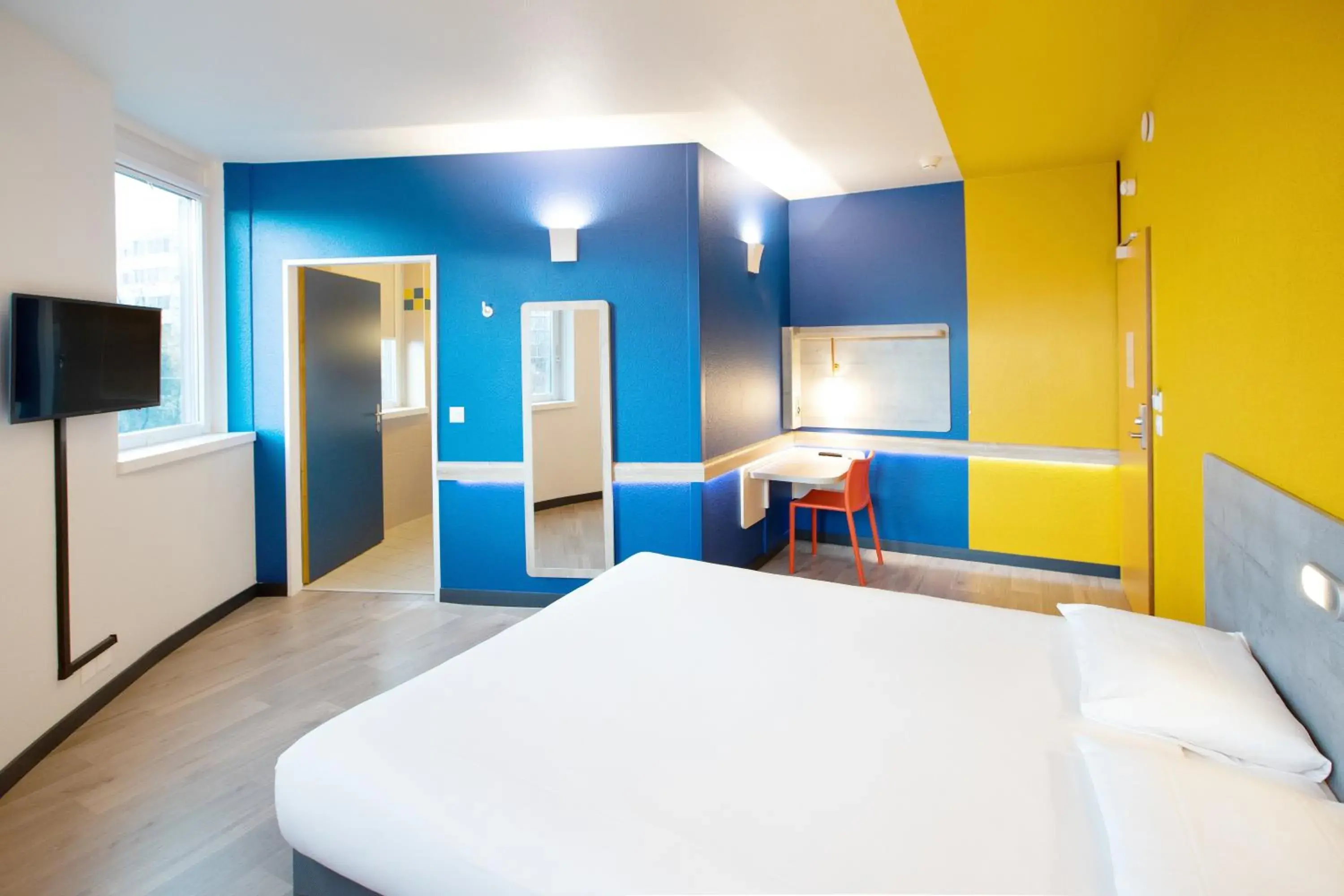 Photo of the whole room, Bed in ibis budget Genève Aéroport Photo of the whole room, Bed in ibis budget Genève Aéroport