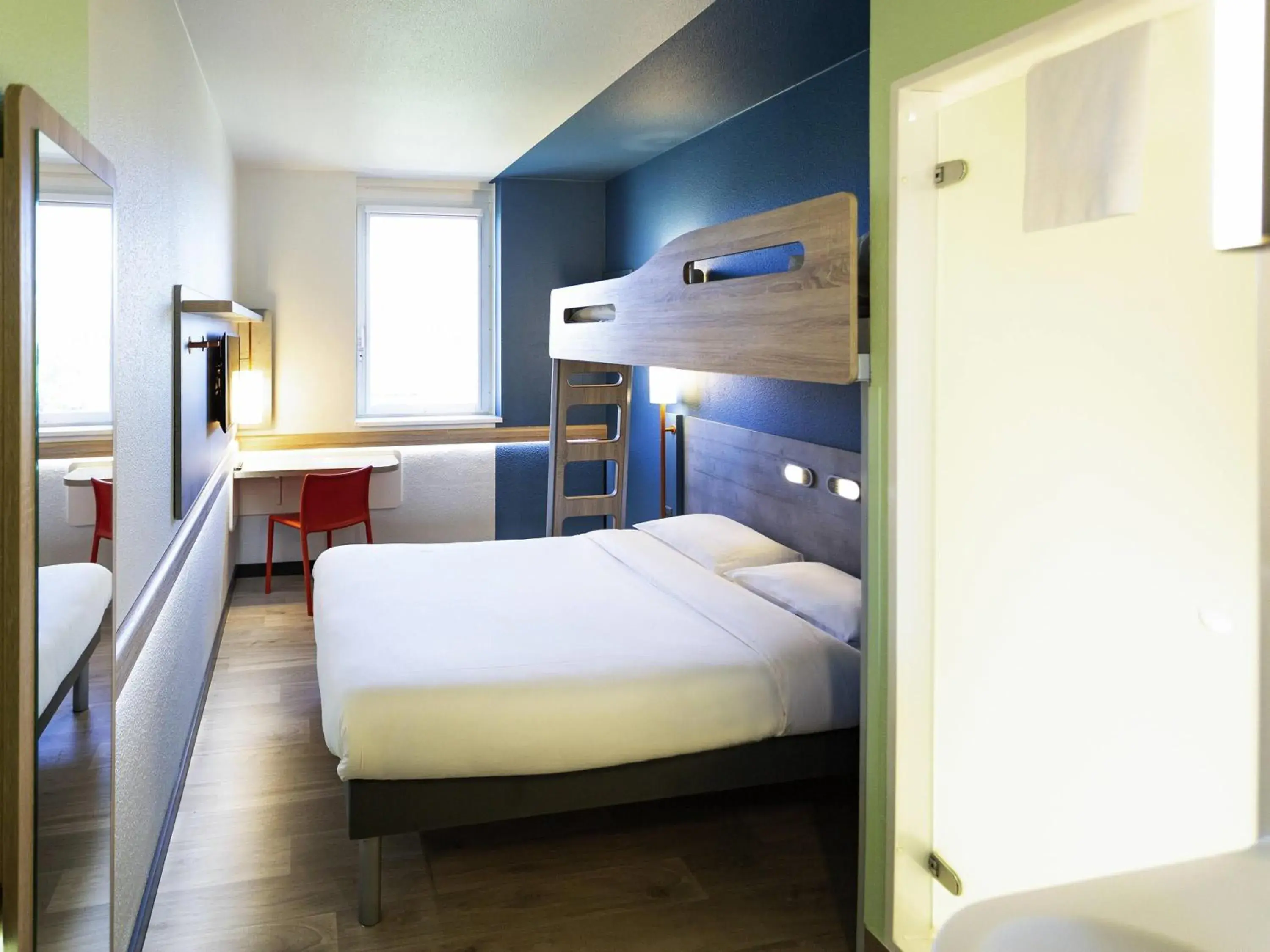 Bedroom, Bed in ibis budget Genève Aéroport Bedroom, Bed in ibis budget Genève Aéroport
