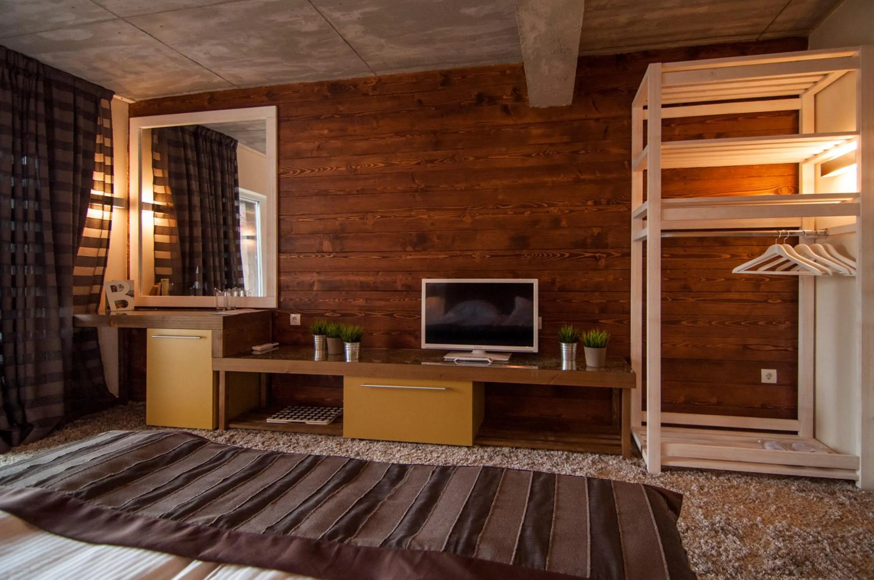 TV and multimedia in Aparthotel Seasons Glavatarski Han