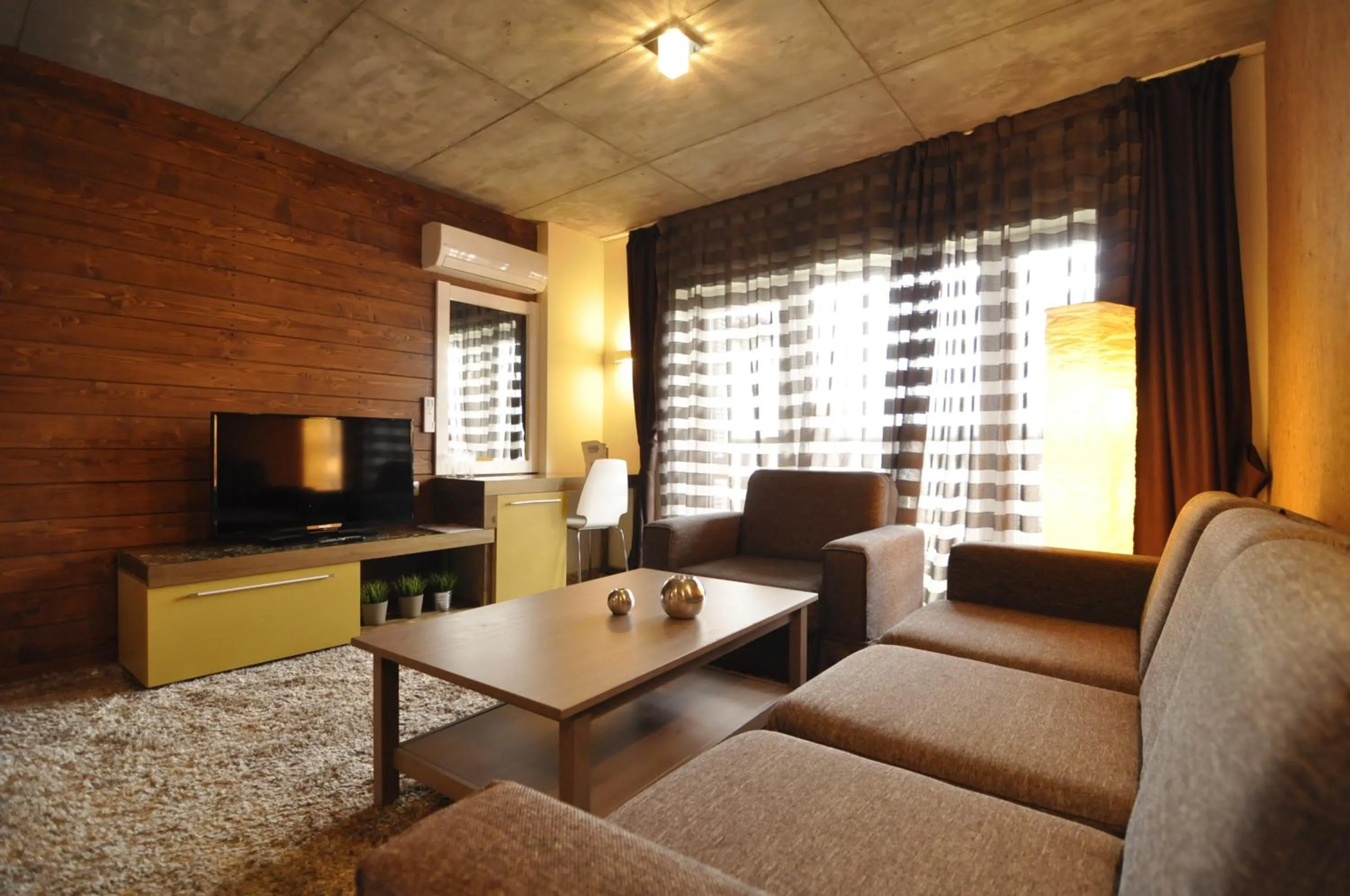 TV and multimedia in Aparthotel Seasons Glavatarski Han