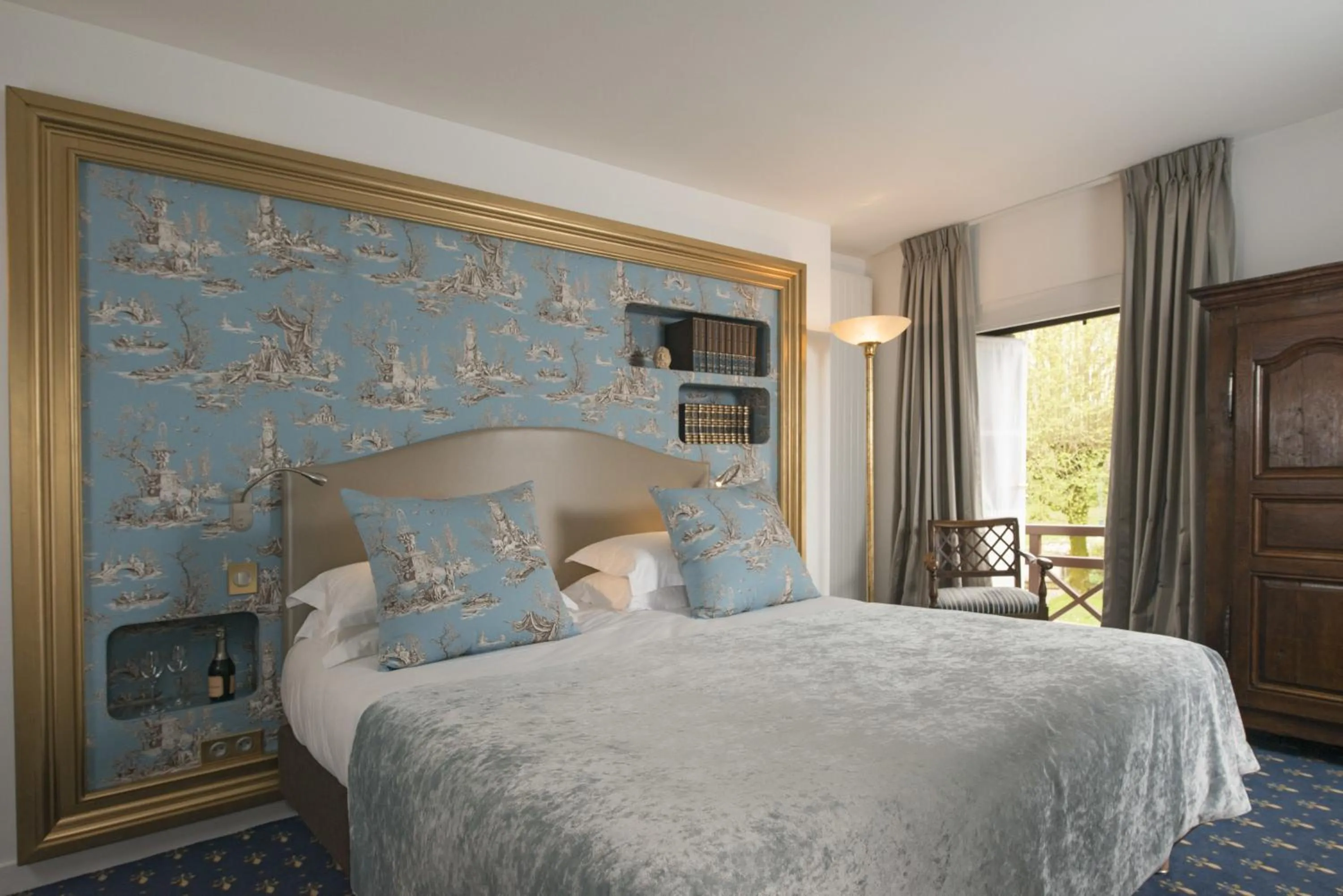 Photo of the whole room, Bed in Le Manoir du Lys, The Originals Relais