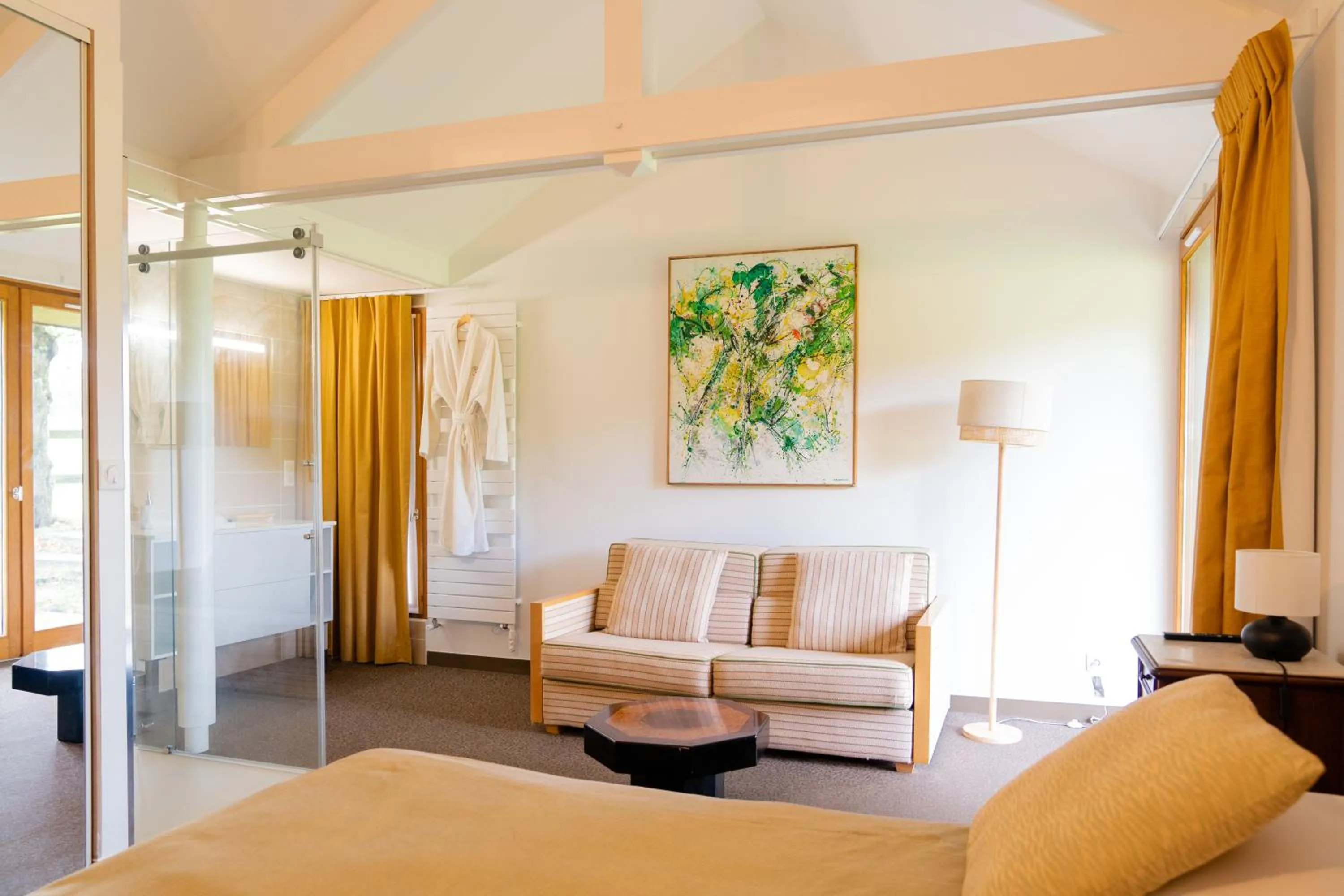 Living room, Bed in Le Manoir du Lys, The Originals Relais