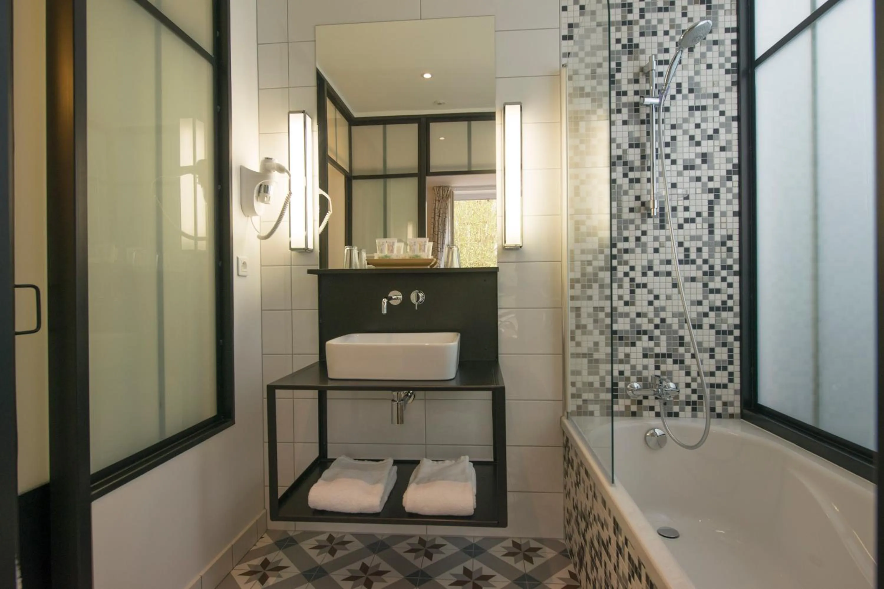 Bathroom in Le Manoir du Lys, The Originals Relais