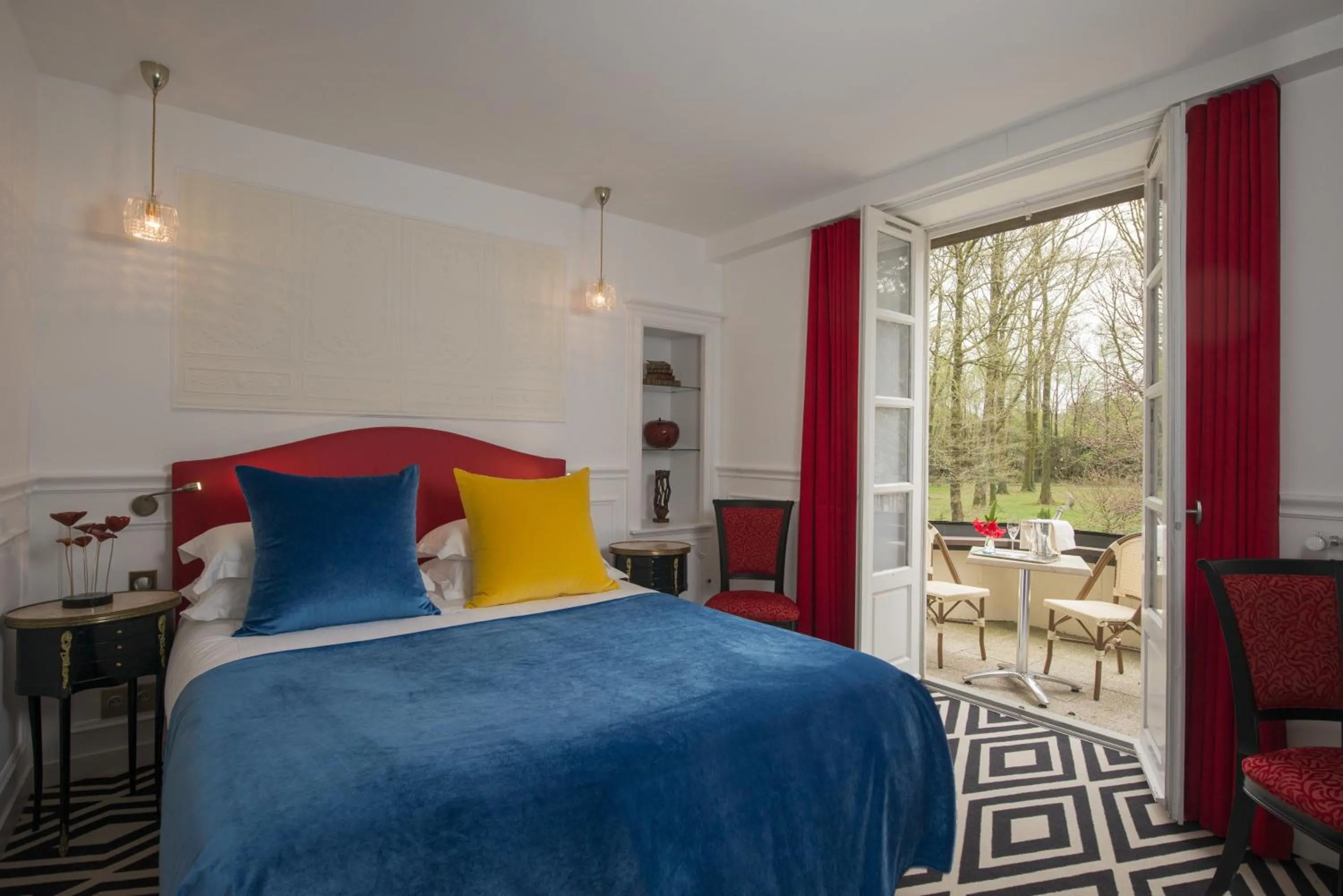 Photo of the whole room, Bed in Le Manoir du Lys, The Originals Relais